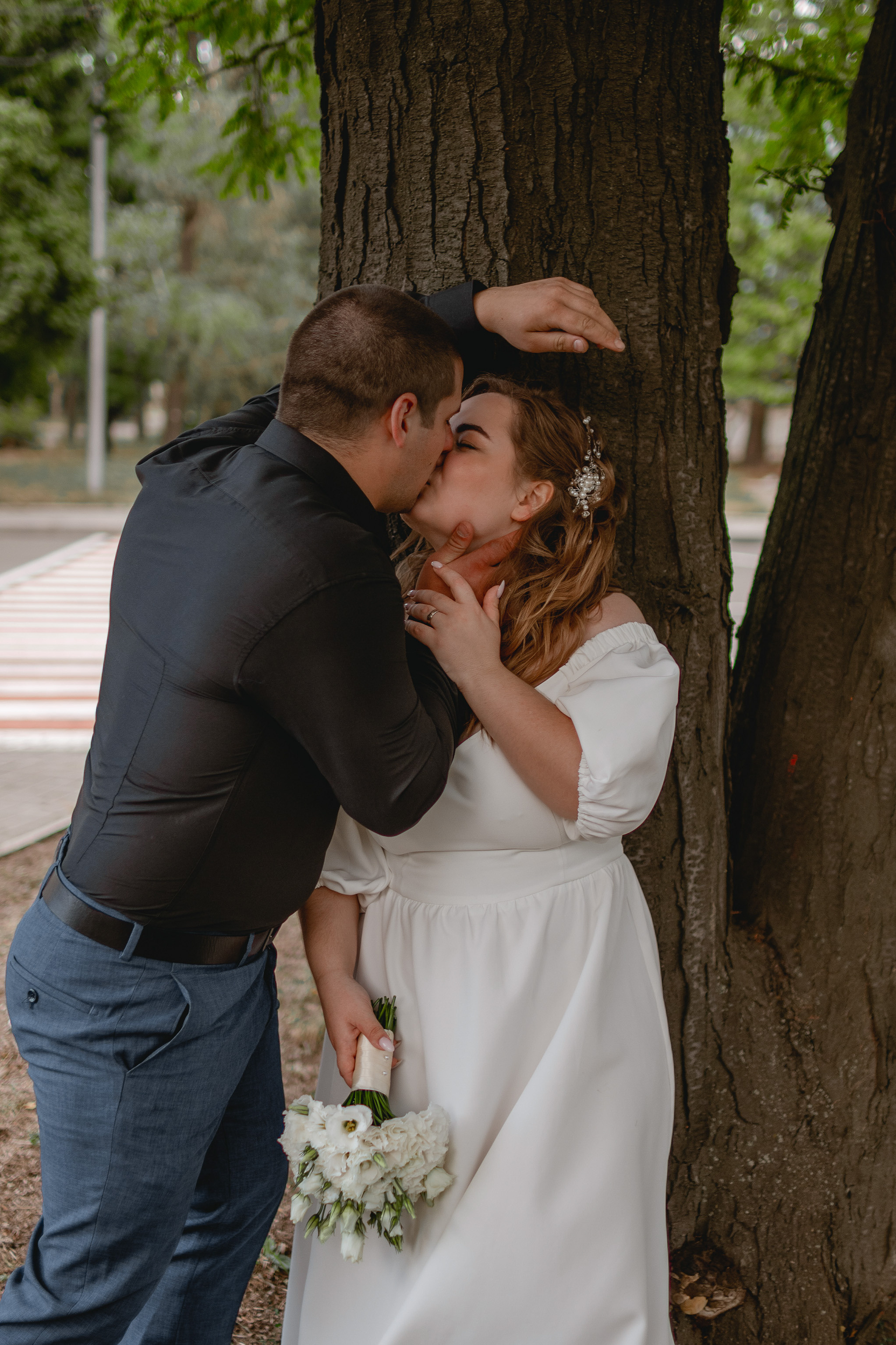 Свадебная прогулка в городе. Юлия Басня семейный и свадебный фотограф в Донецке