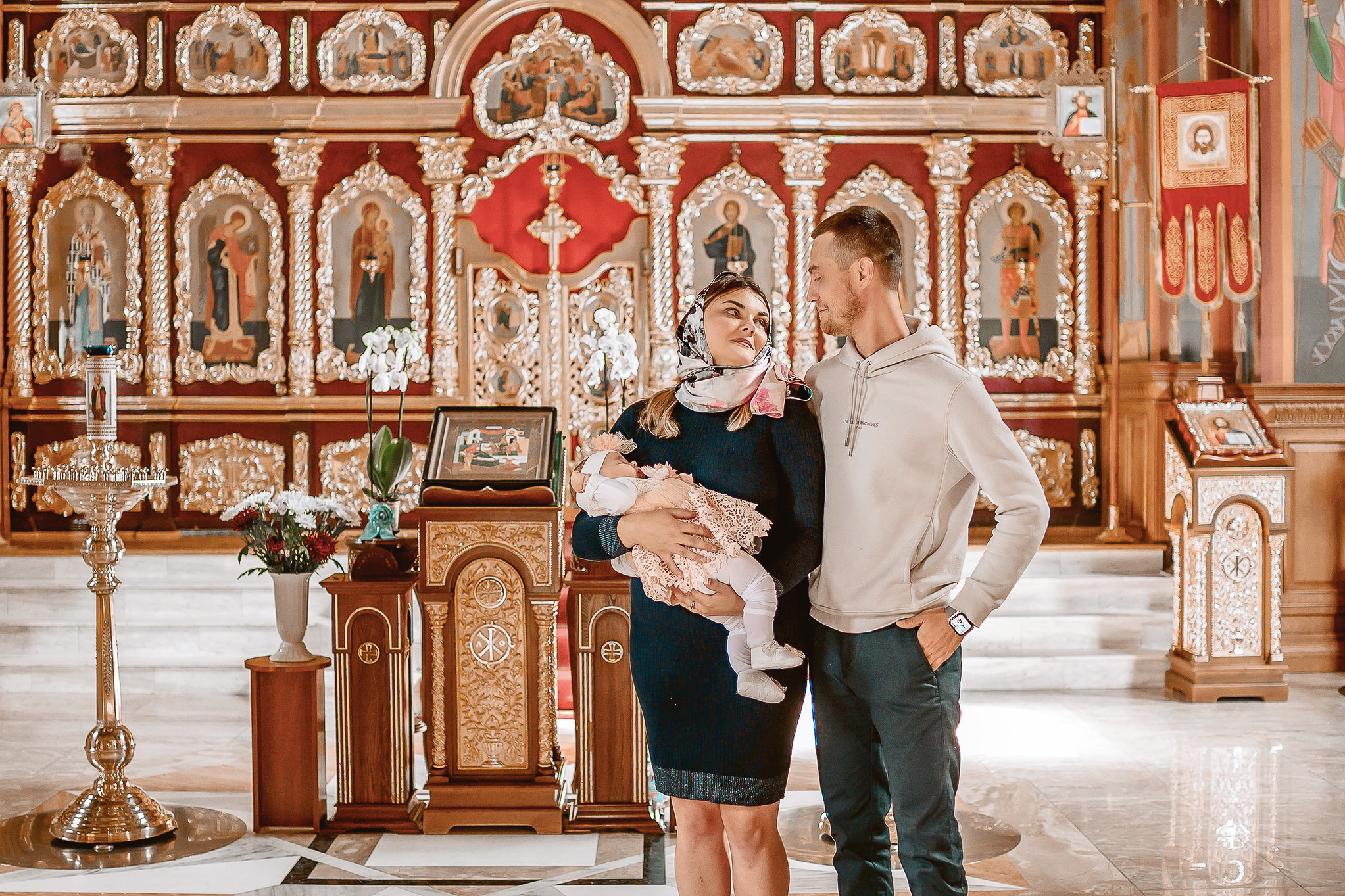 Таинство крещения в красивом храме. Юлия Басня семейный и свадебный фотограф в Донецке