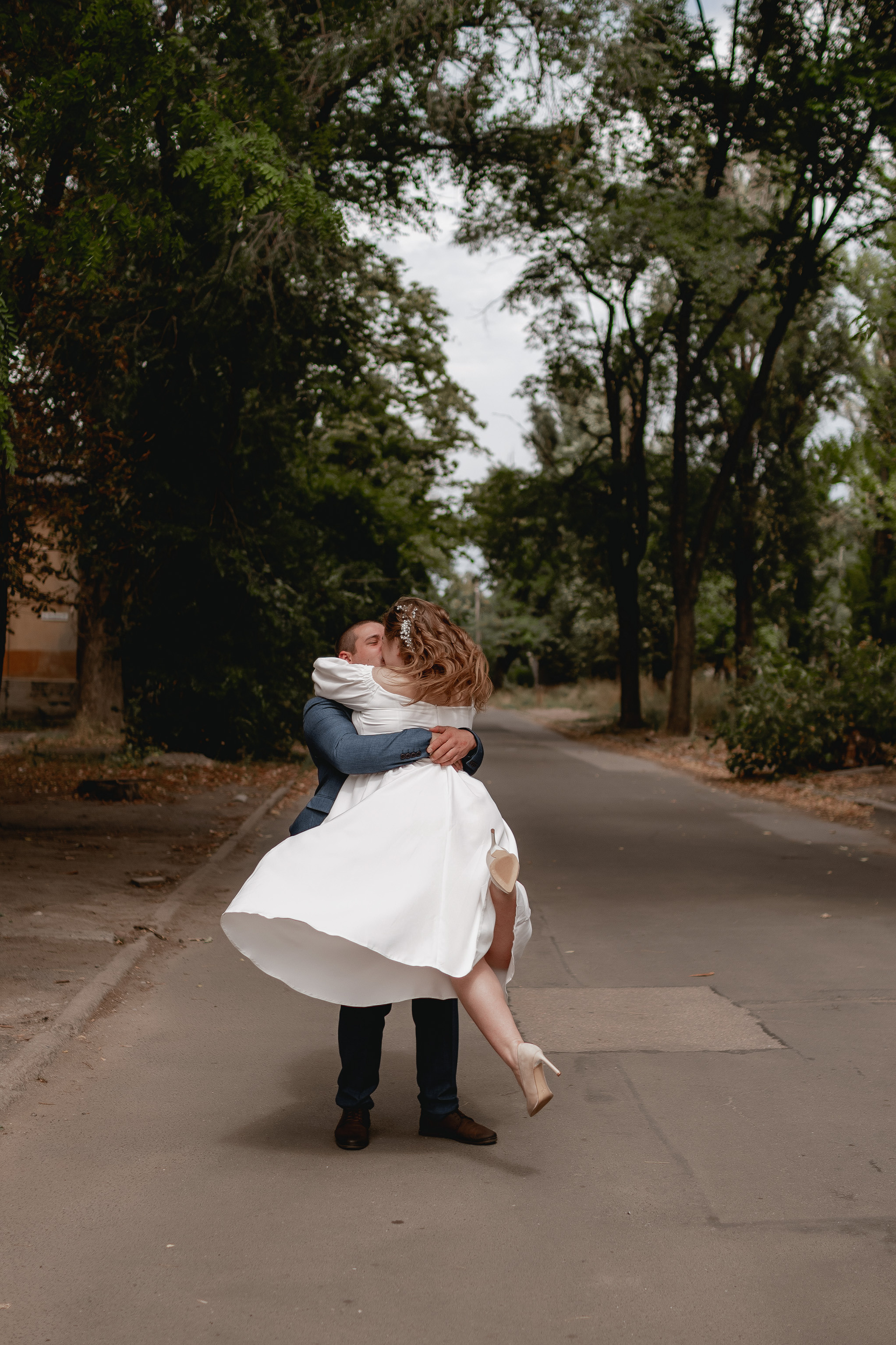 Свадебная прогулка в городе. Юлия Басня семейный и свадебный фотограф в Донецке