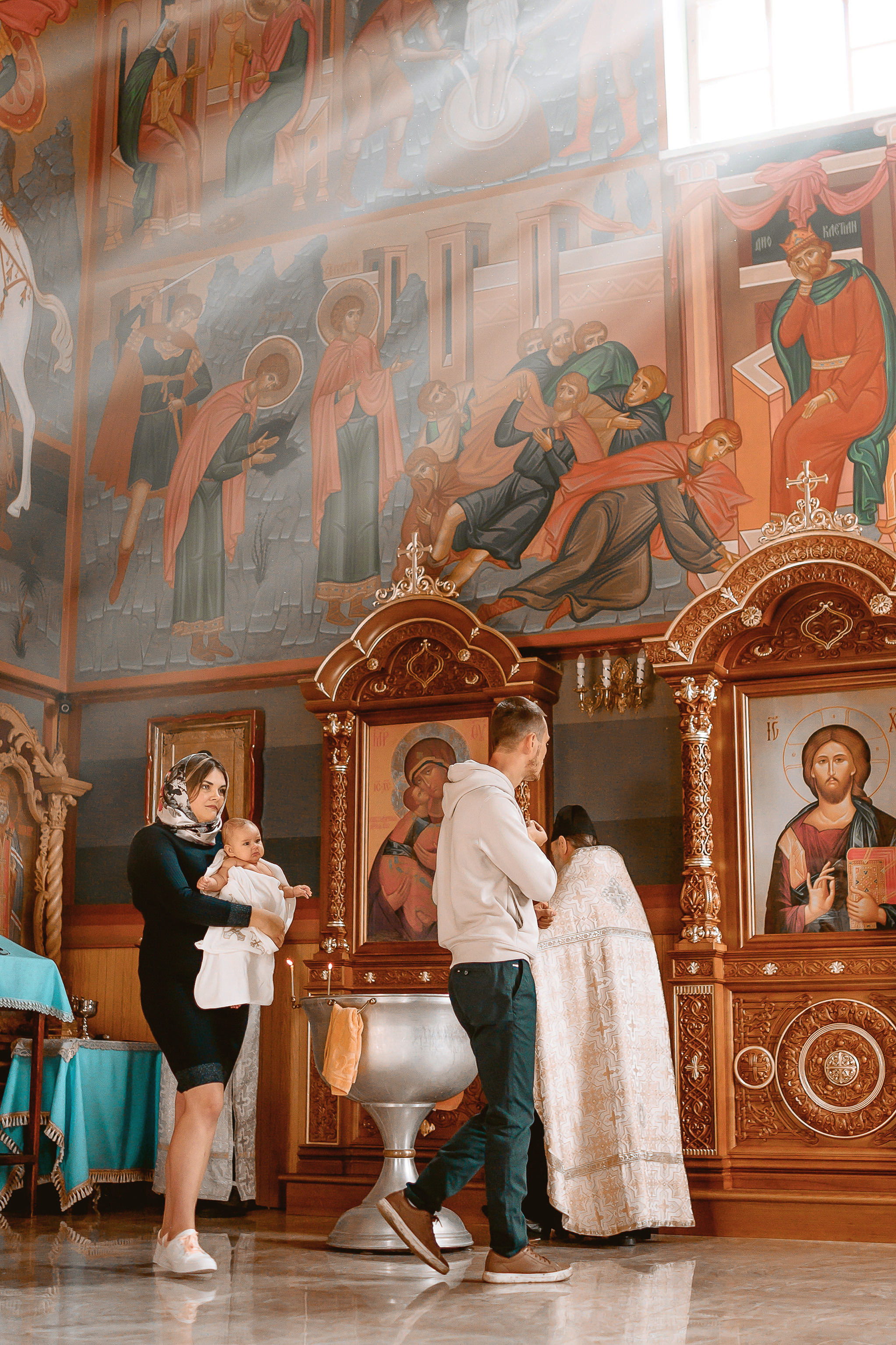 Таинство крещения в красивом храме. Юлия Басня семейный и свадебный фотограф в Донецке