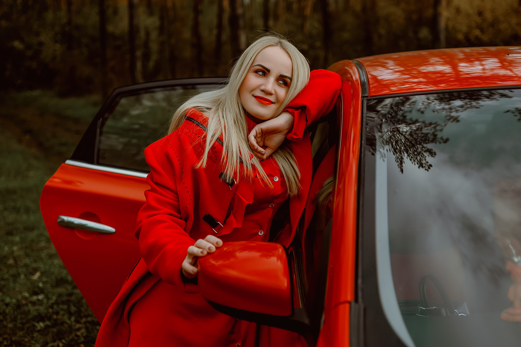 Фотосессия с красной машиной. Юлия Басня семейный и свадебный фотограф в Донецке