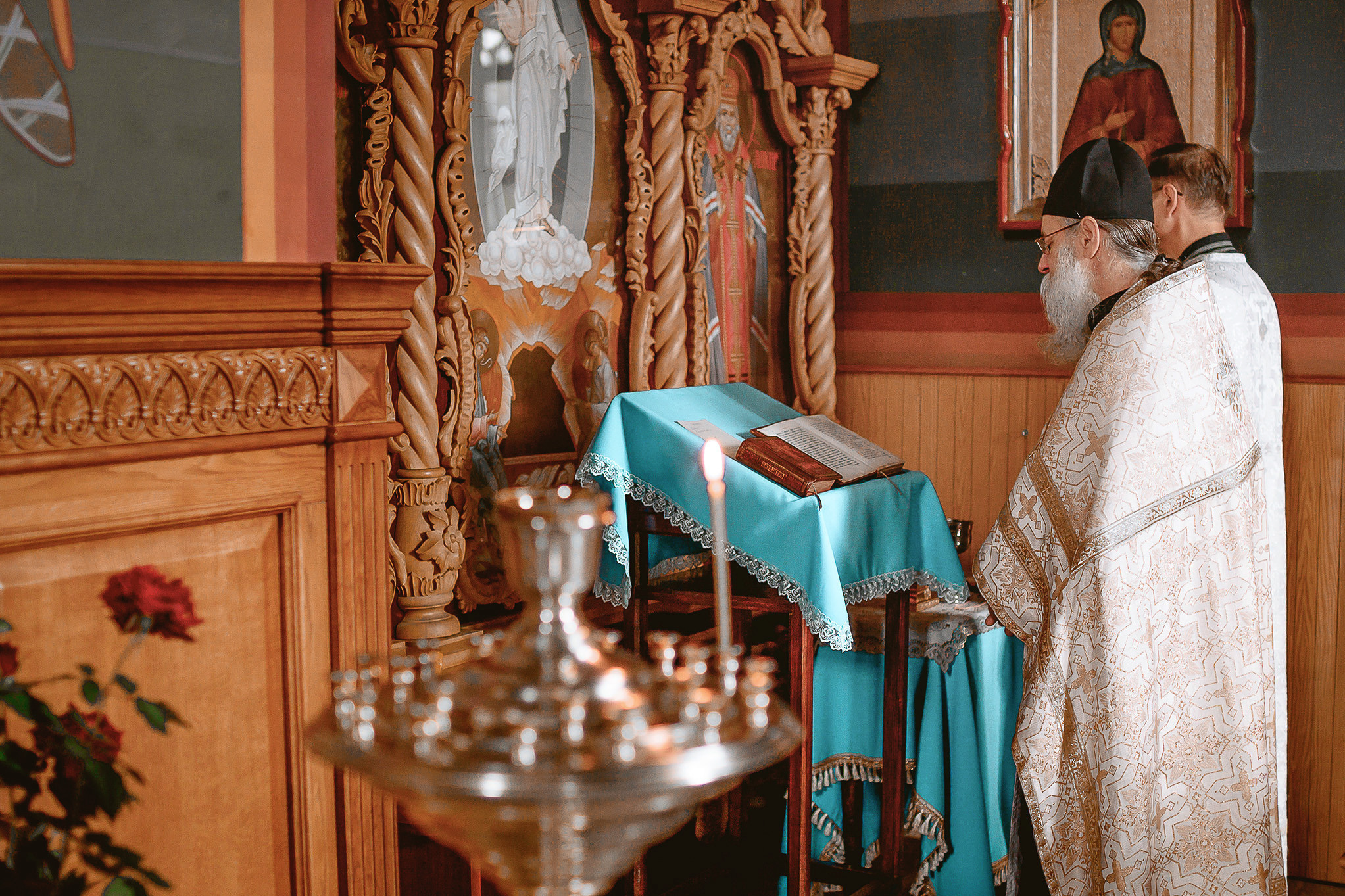 Батюшка читает молитву в старинном храме.