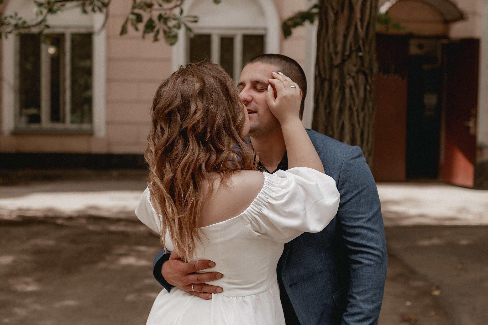 Свадебная прогулка в городе. Юлия Басня семейный и свадебный фотограф в Донецке