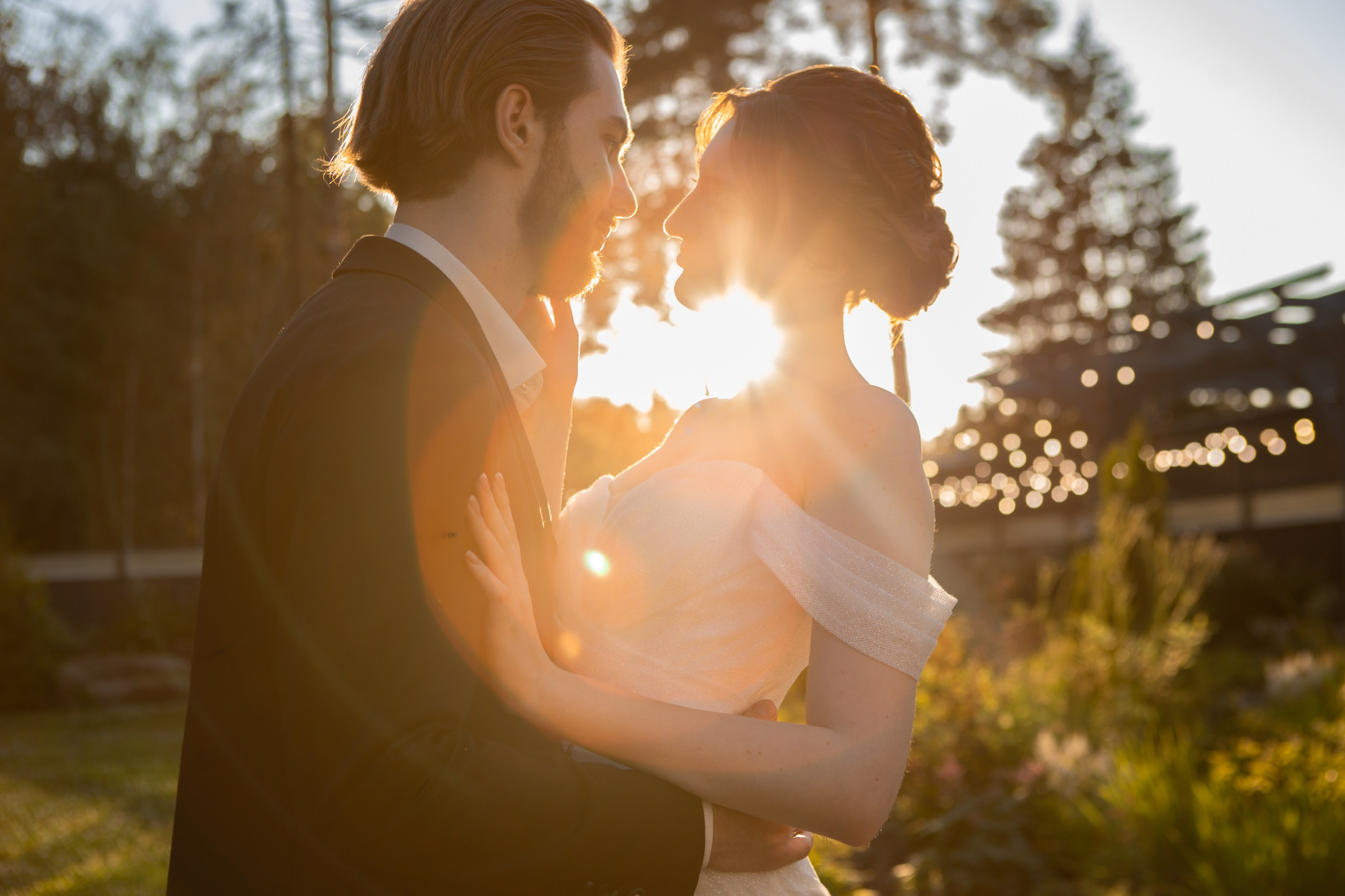Фотосессия молодожёнов на закате на природе