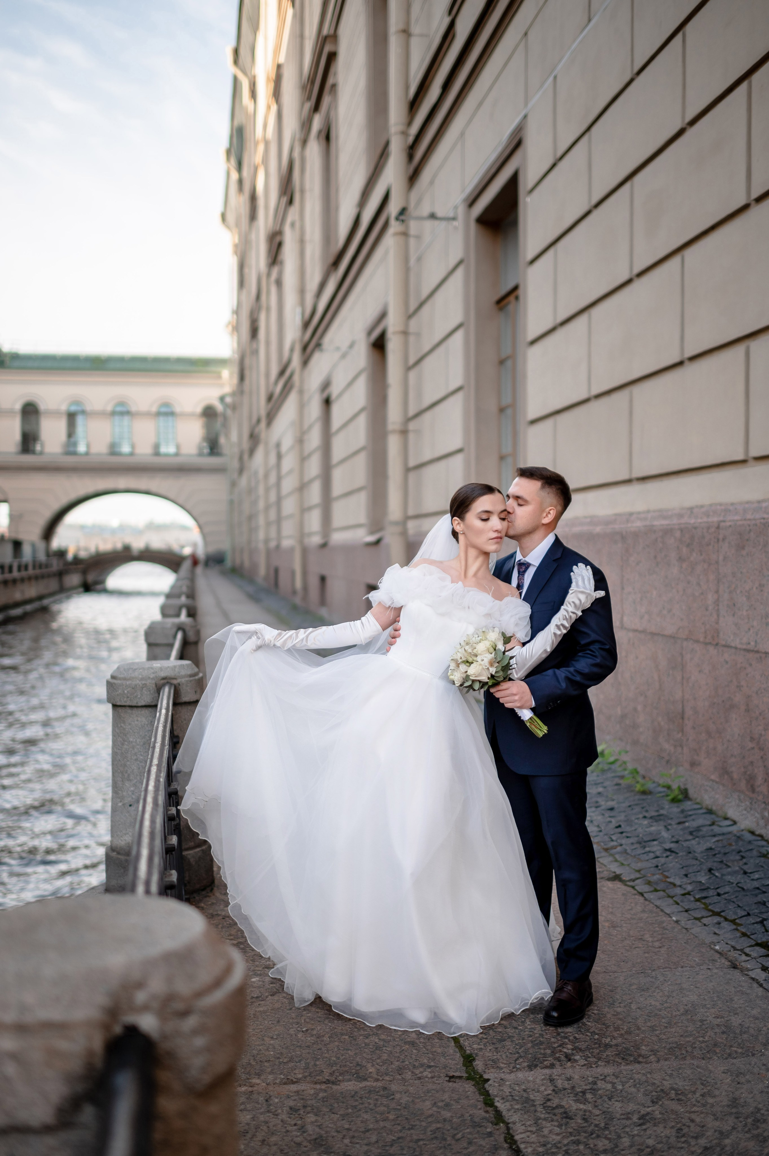 Осенняя великолепная свадебная прогулка жениха и невесты в октябре в Санкт-Петербурге в Михайловском парке и у Атлантов на Миллионной улице. Портретный, семейный и свадебный фотограф в Санкт-Петербурге и в Пушкине Ширяев Денис