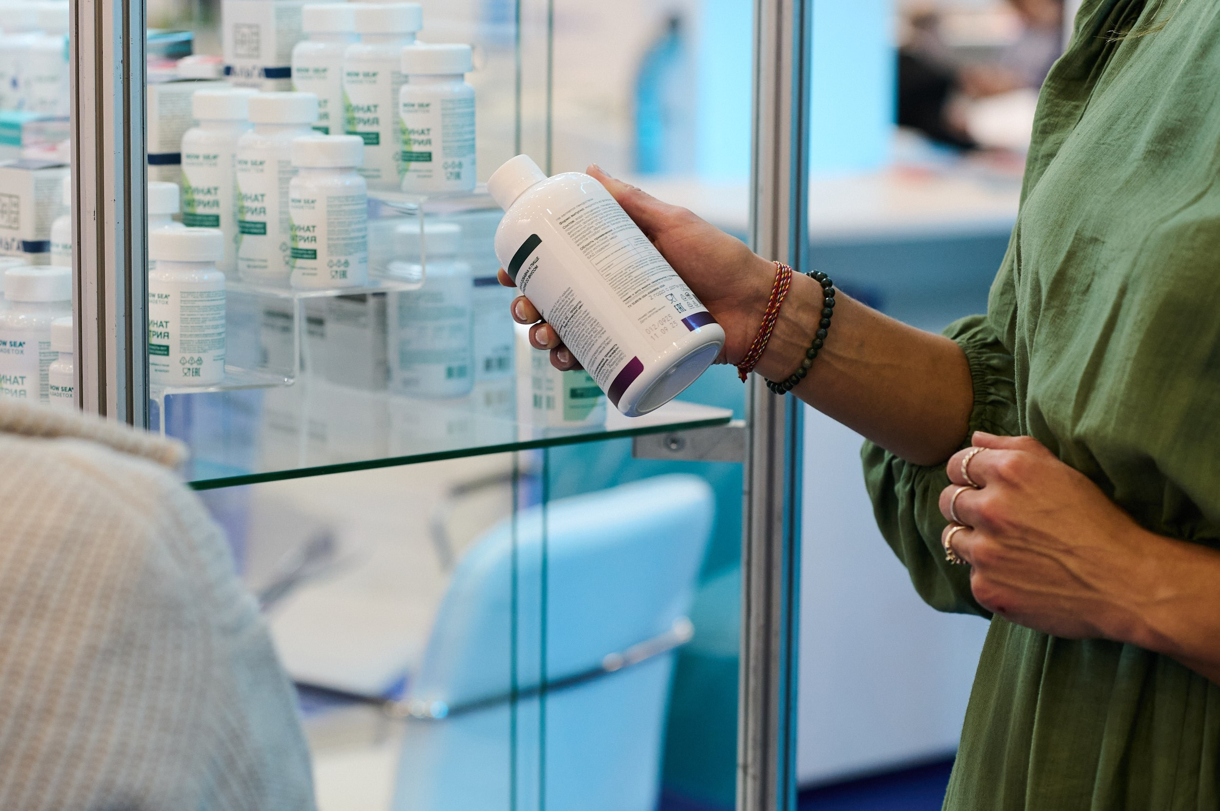 Сотрудник компании Snow Sea держит в руках продукцию на выставке Seafood Expo Russia 2025. Экспофорум, Санкт‑Петербург.