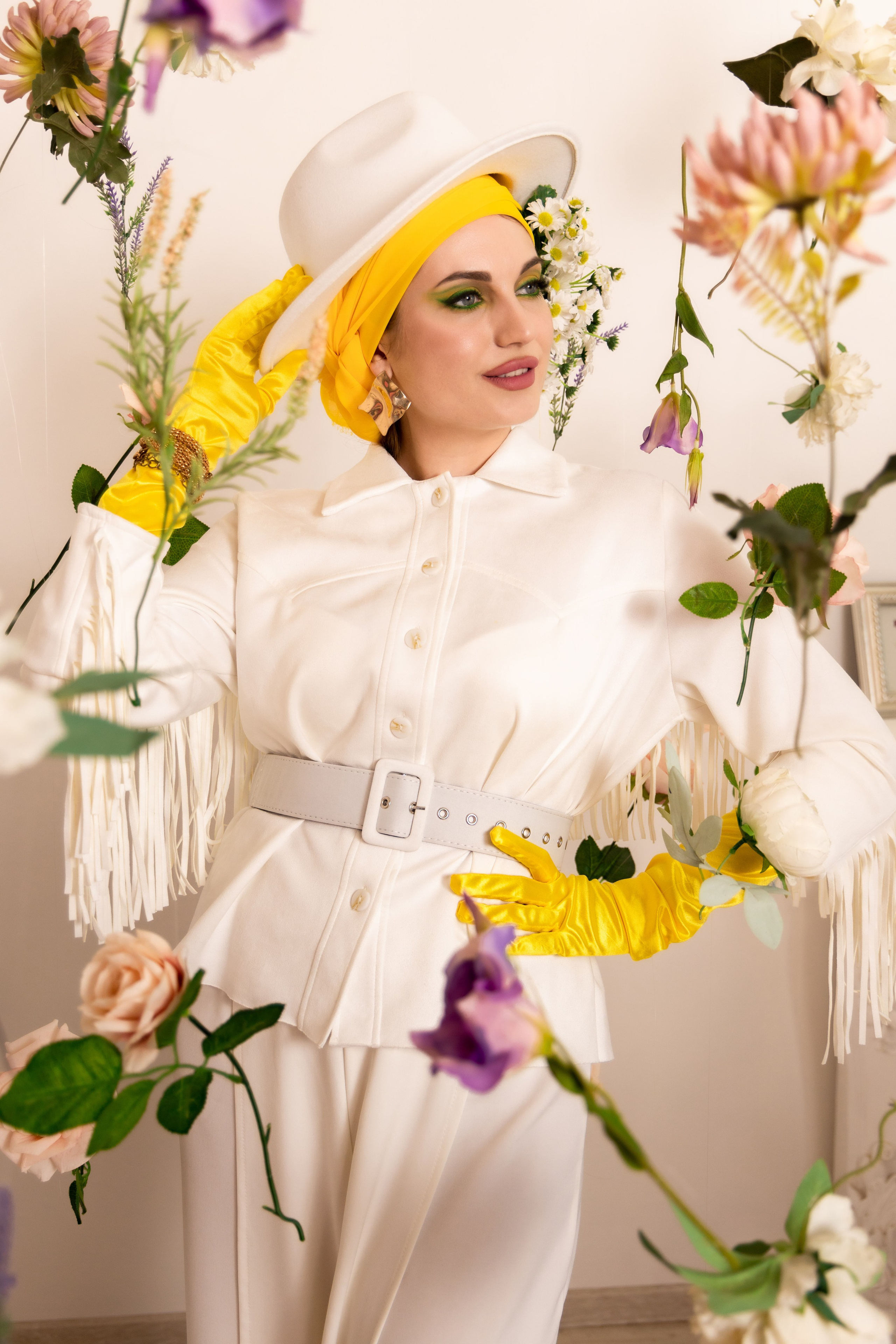 Студия "Хамелеон", весенний образ, ромашки, белый костюм и жёлтые перчатки. Студийная съёмка Астрахань.