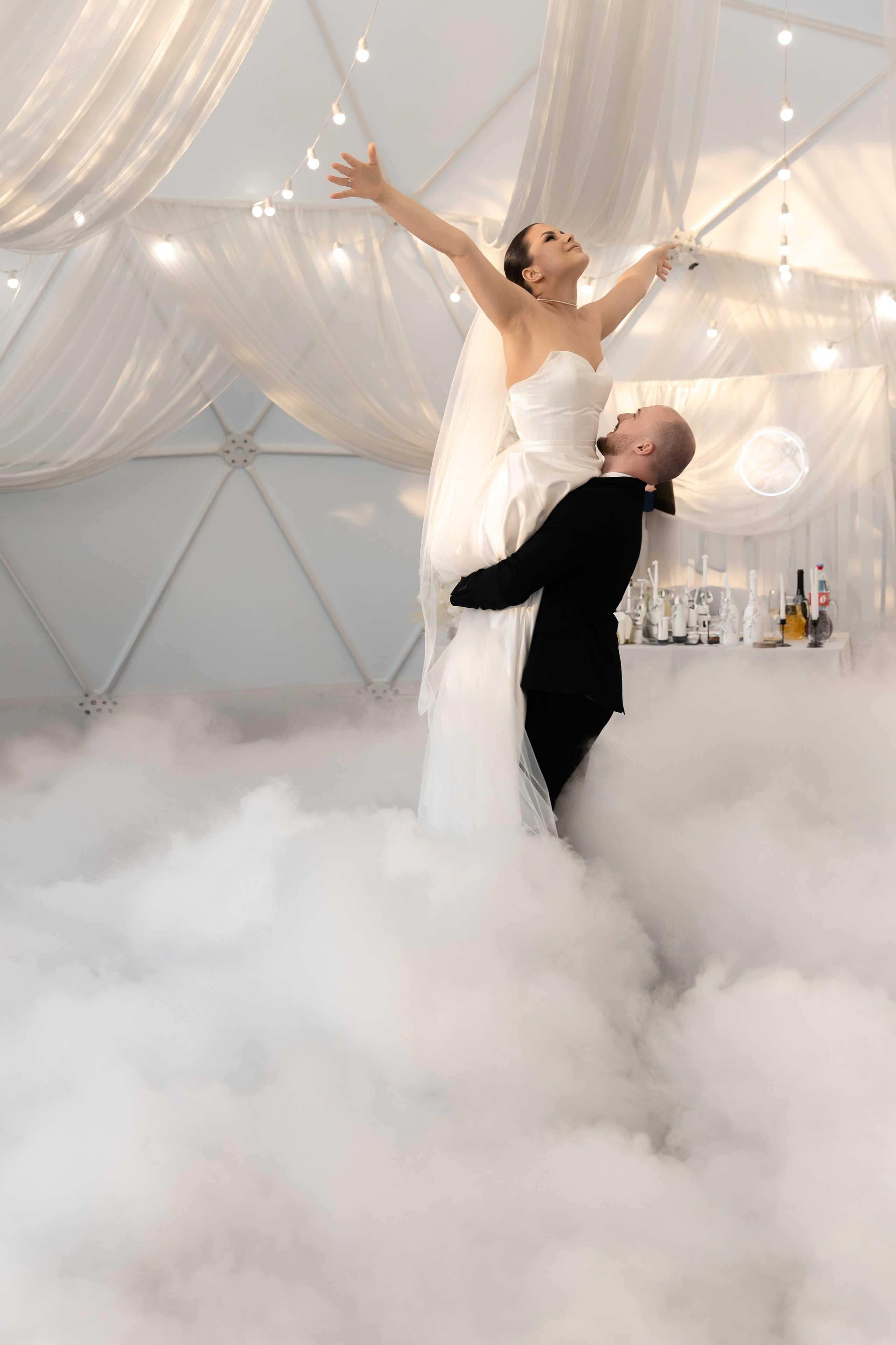 Я создаю профессиональные фотографии, которые сохраняют эмоции, детали и атмосферу вашего праздника. Свадебный фотограф во Владивостоке