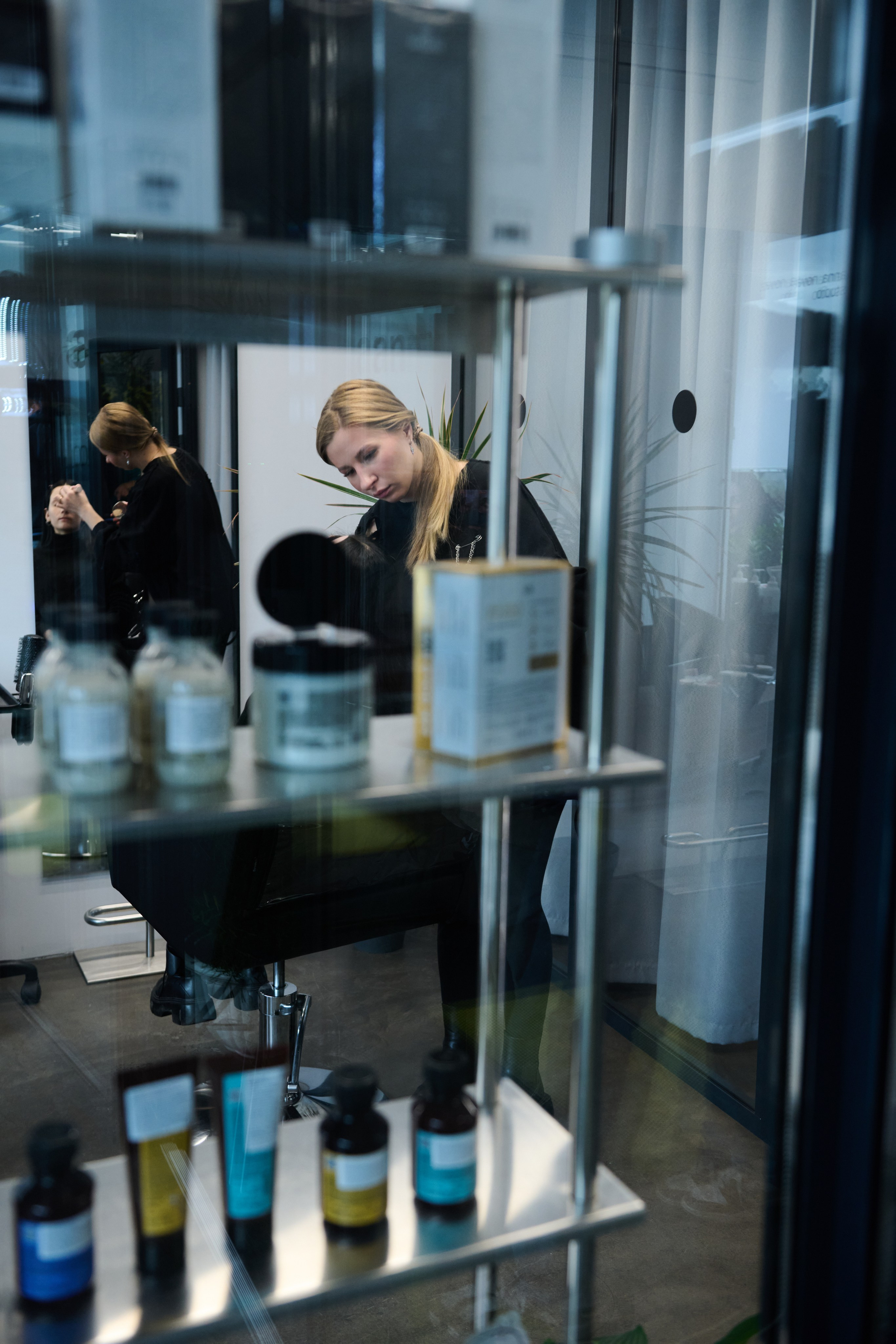 Фотосессия в салоне красоты. Подготовка моделей к съемкам. Репортажный и семейный фотограф — Шелихов Сергей