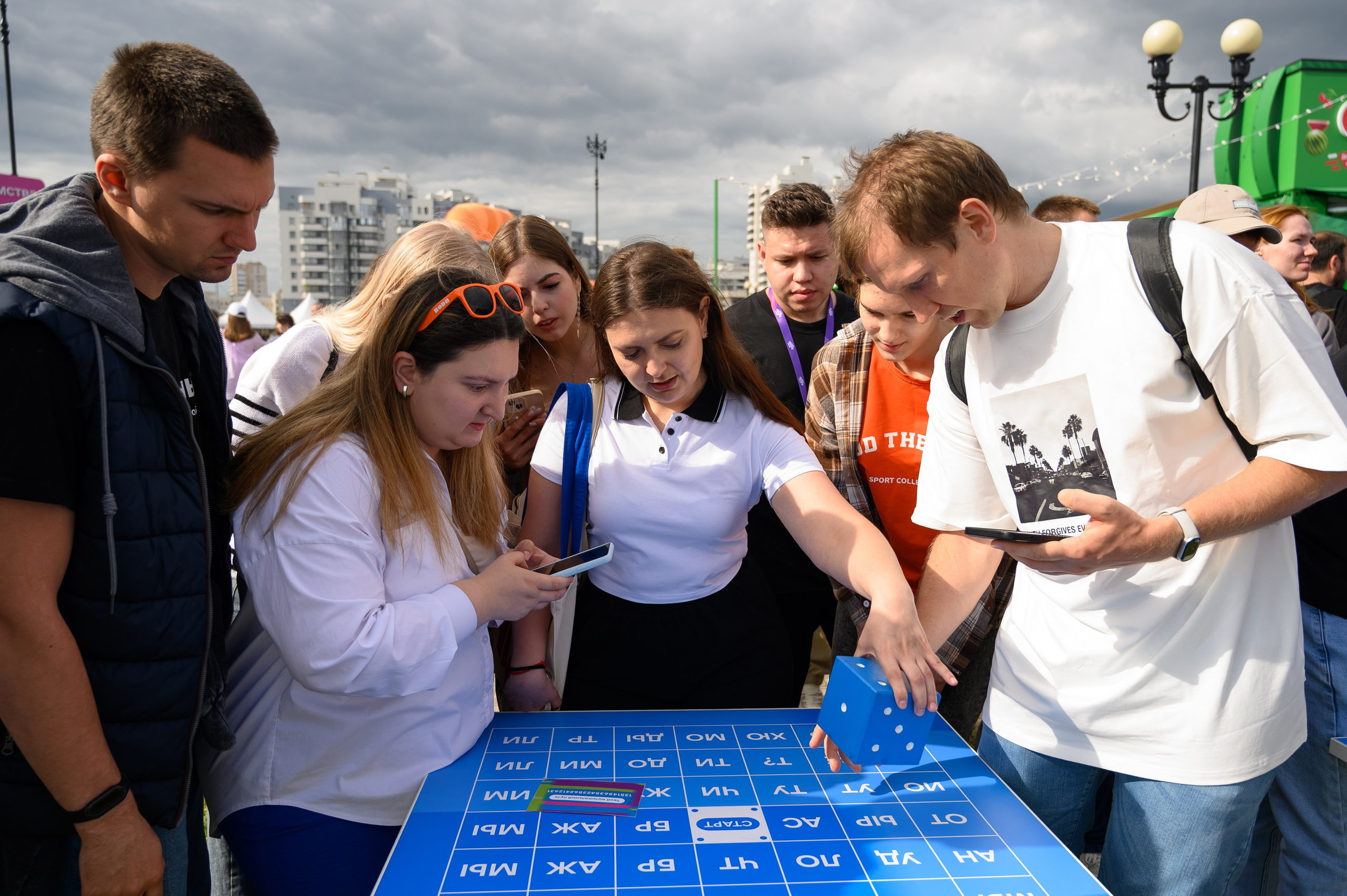 Квест от ВК Сообщества на VK Fest Казань — момент взаимодействия с участниками в кадре