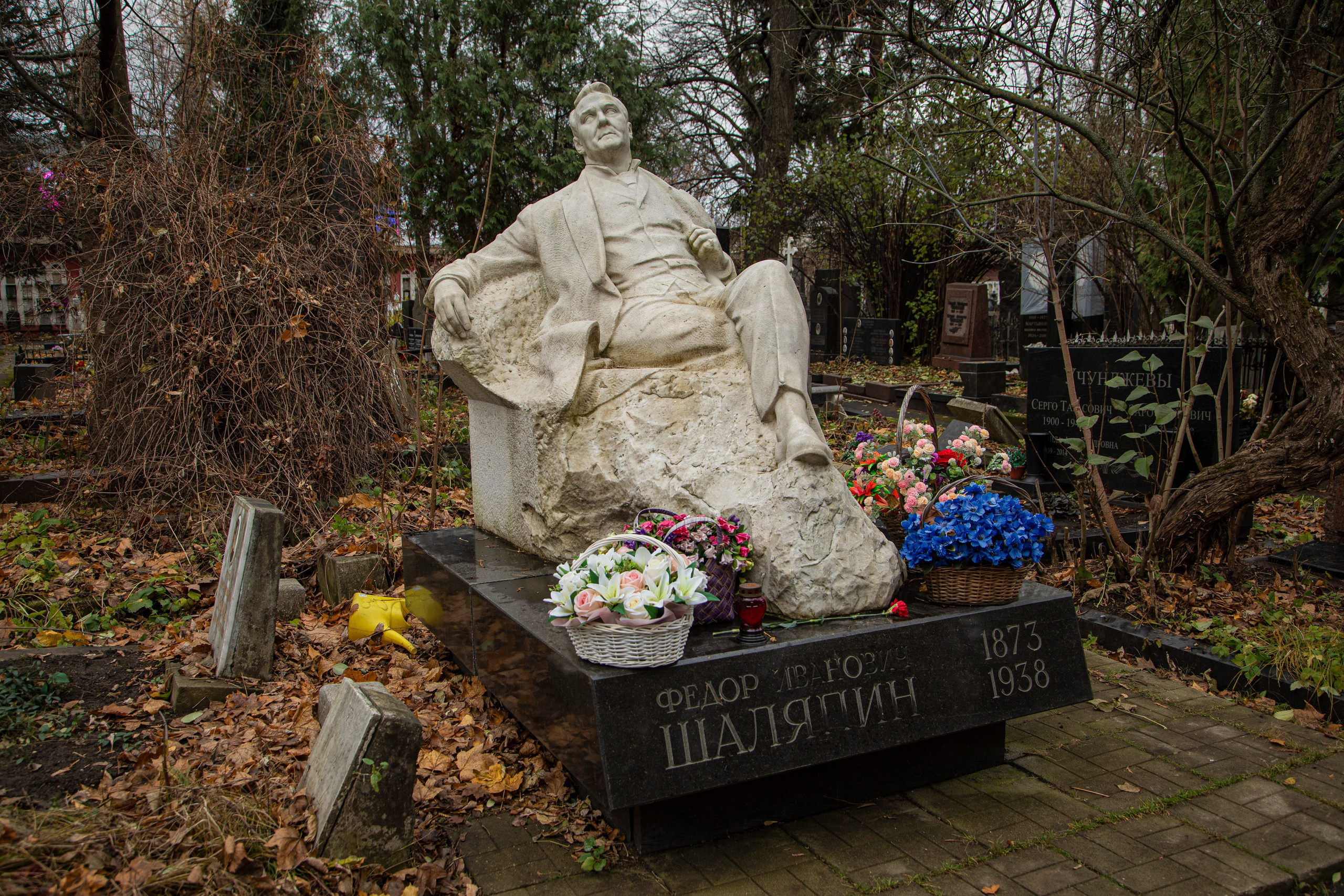 Осенняя прогулка по Новодевичьему кладбищу. Фотограф Сергей Ловкий