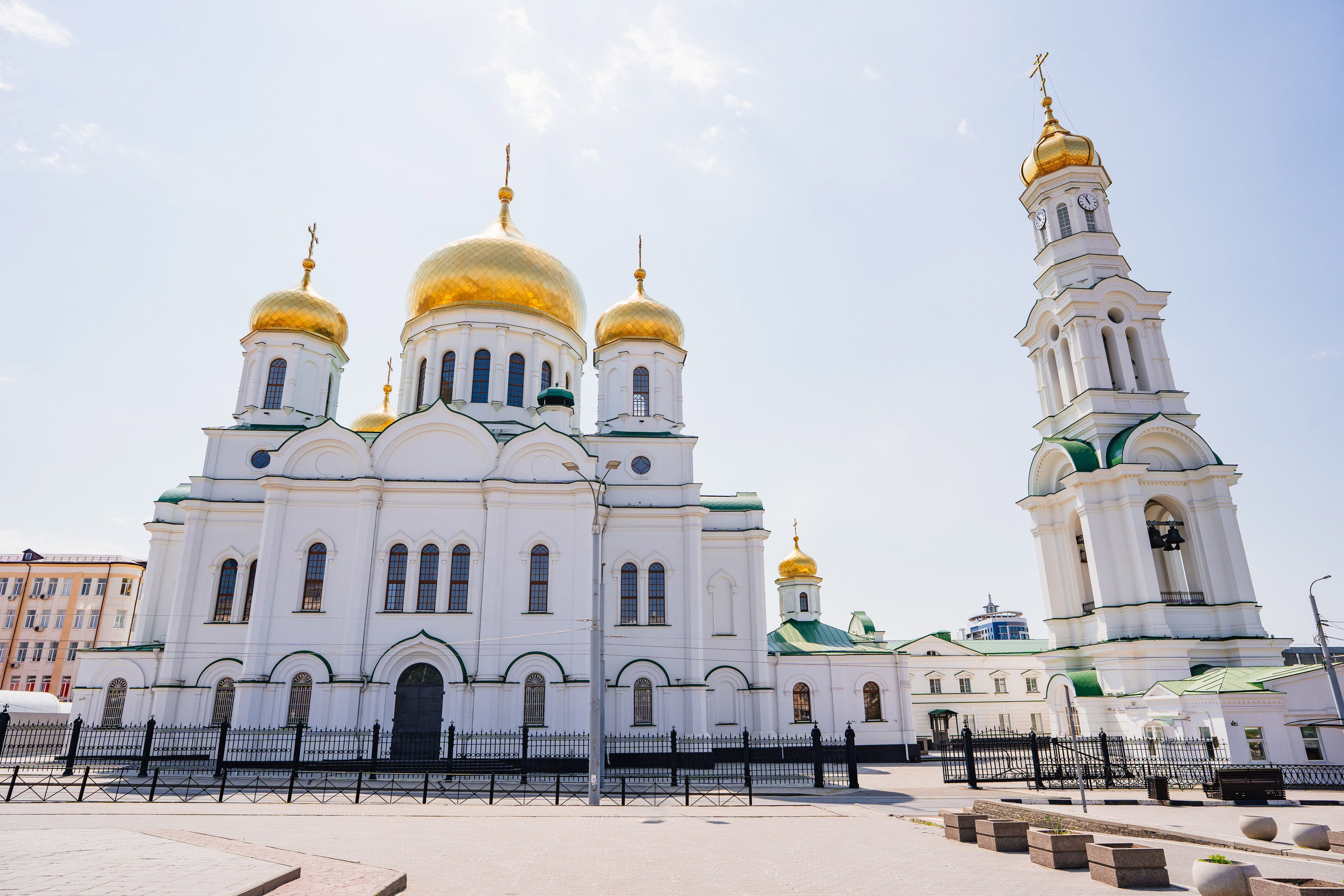 Кафедральный собор Рождества Пресвятой Богородицы в Ростове-на-Дону — один из главных православных храмов города и известная архитектурная достопримечательность юга России. Историческое здание с золотыми куполами и колокольней в центре Ростова-на-Дону 9.05.2026, фотограф Андрей Сайфутдинов