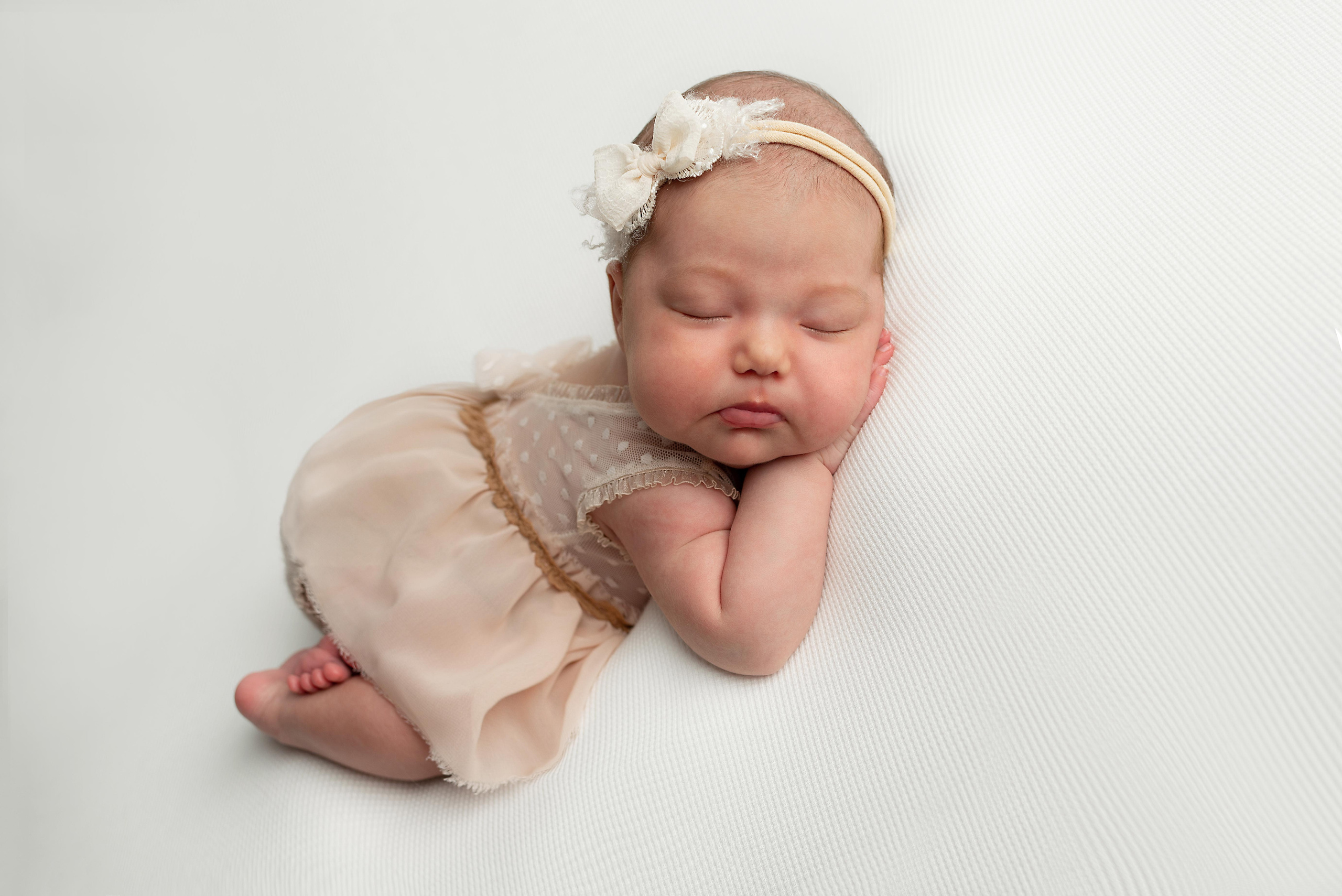 Малышка Тамириса, пакет «Ньюборн-Кроха». Фотограф новорожденных в Нижневартовске Лара Курдюкова