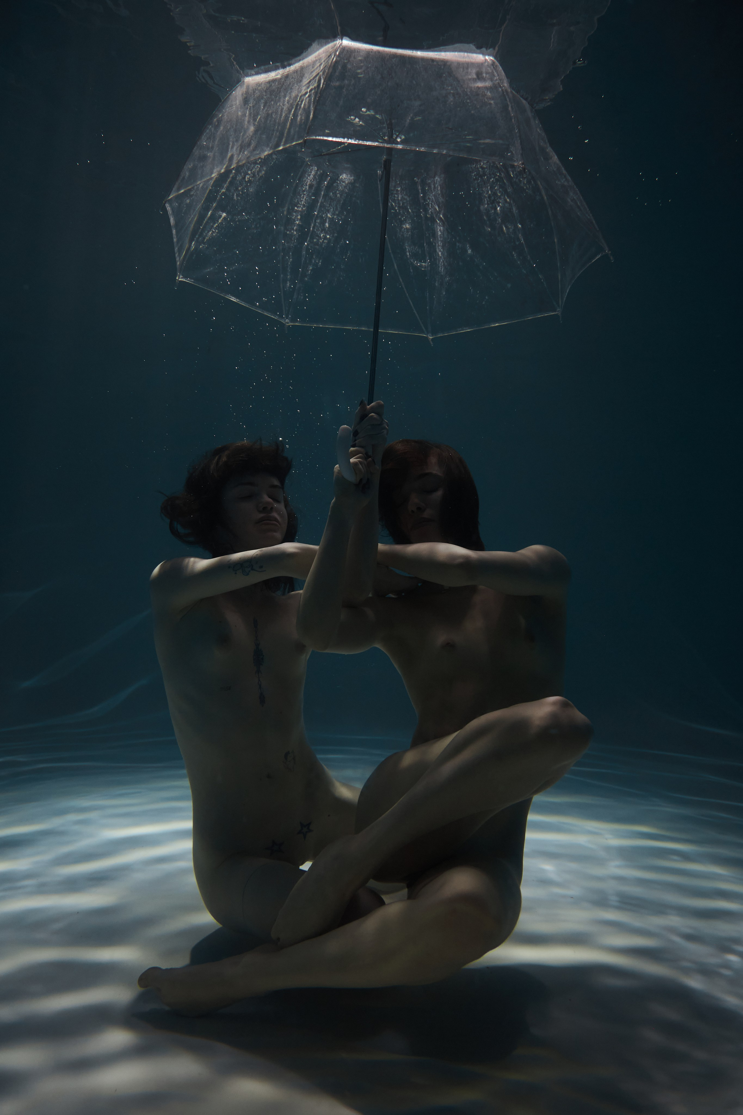 Abstract nude female portrait in soft natural light. Focus on form, emotion, and quiet absence. An intimate fine-art nude exploring the space between presence and disappearance. Shot in ambient light with minimalist aesthetic. Размытая ню-композиция. Женское тело в состоянии покоя, абстракция. Минималистичный кадр фрагмента женского тела в контрастном свете. Художественная ню-фотография, игра текстур. Художественный портрет обнажённой женщины. Светлая сцена, ню-фотография, атмосфера статуи и тишины. Ню в тёплом освещении, женская фигура в статичной позе. Художественное изображение тела, текстуры и свет. фотограф ню. art nude photography photographer