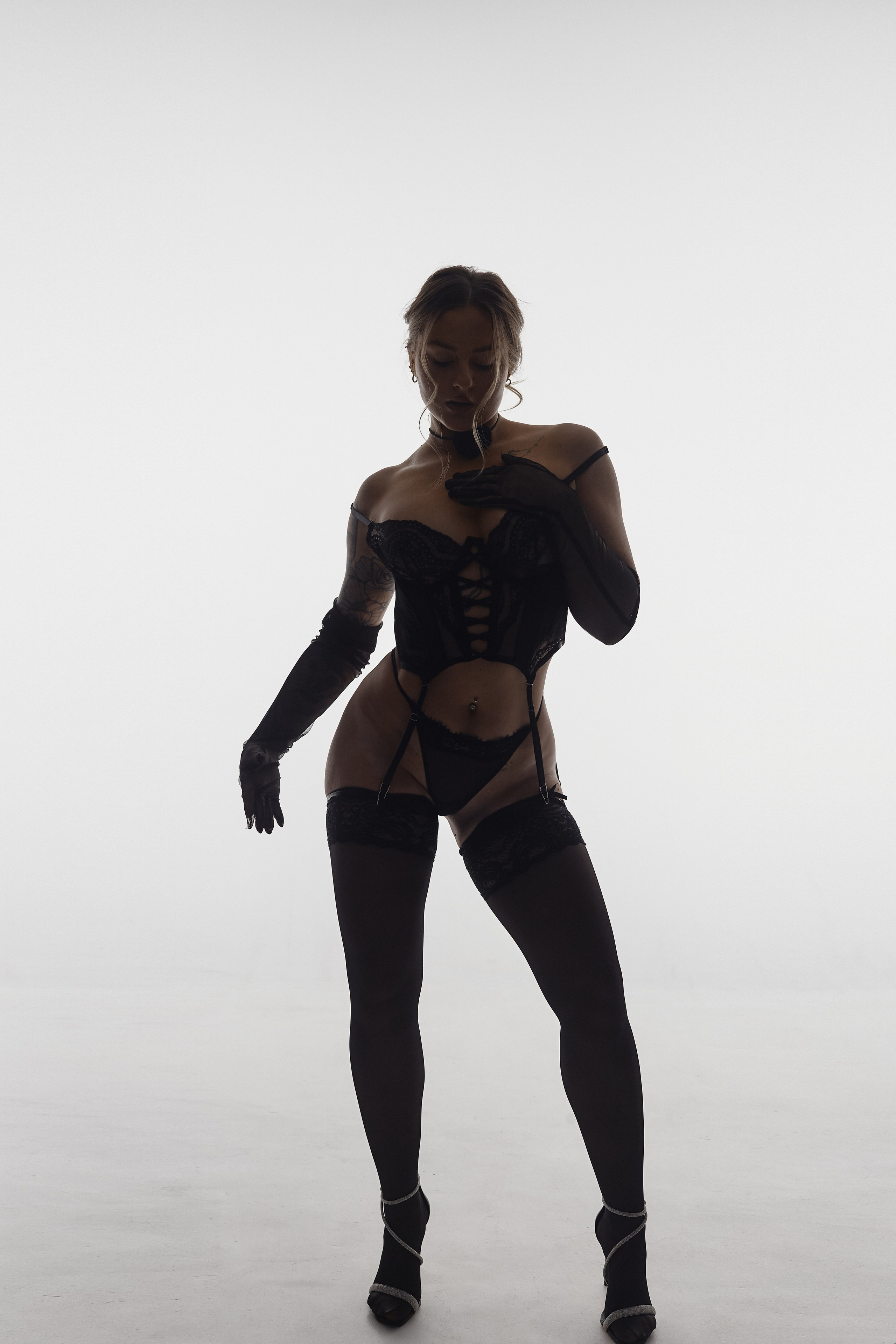 Будуарная фотосъемка в Минске — женский портрет в черном белье в студии, контровое освещение