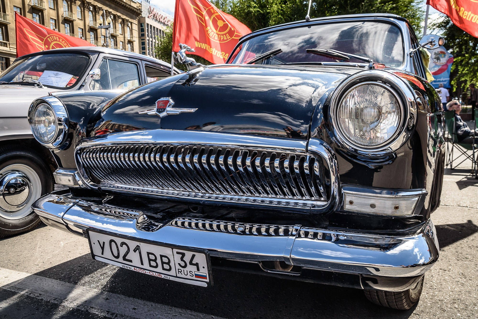 Ретро-автомобиль ГАЗ черного цвета