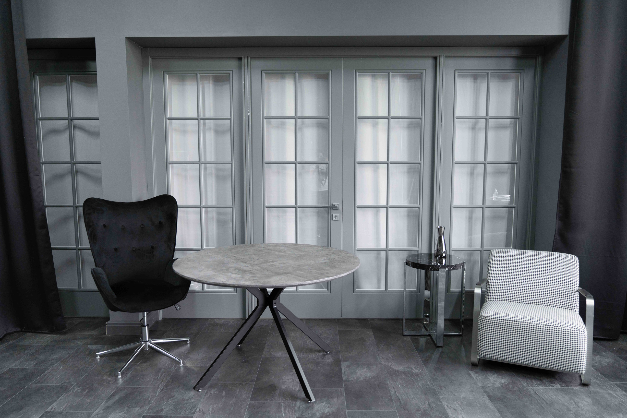 DАRК — зал 60 м² фотостудии в Москве с большими окнами, серыми стенами, потолком и полом, подходит для съемки с естественным светом. ВИЗУАЛИЗАТОР БРЕНДА: ФОТОГРАФ | ИМИДЖМЕЙКЕР| СТИЛИСТ МОСКВА