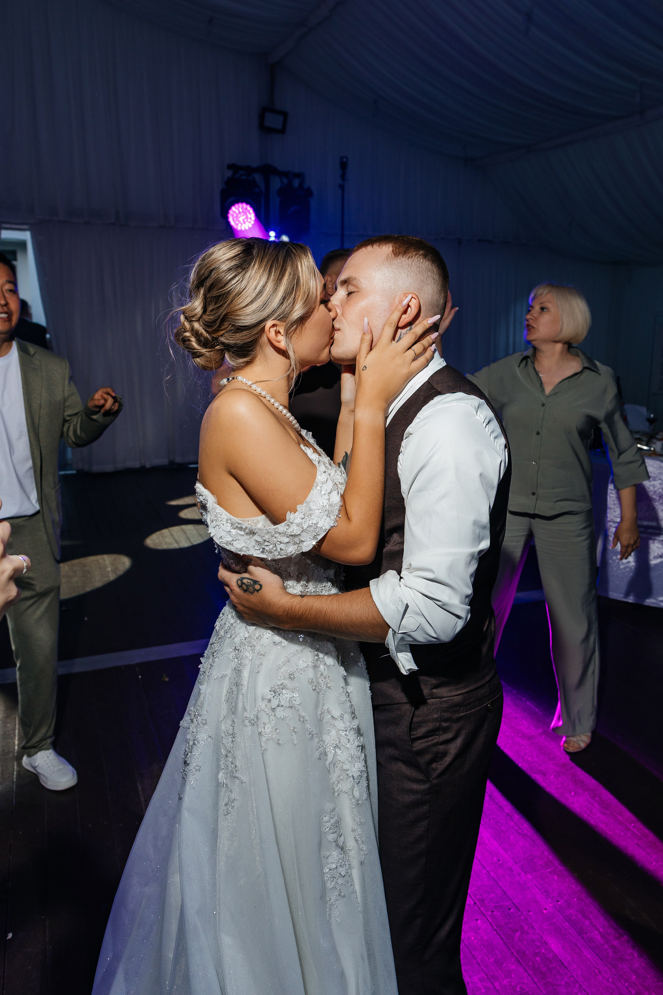 Красивая летняя свадьба в шатре. Олег Сверчков | Свадебный фотограф Вологда