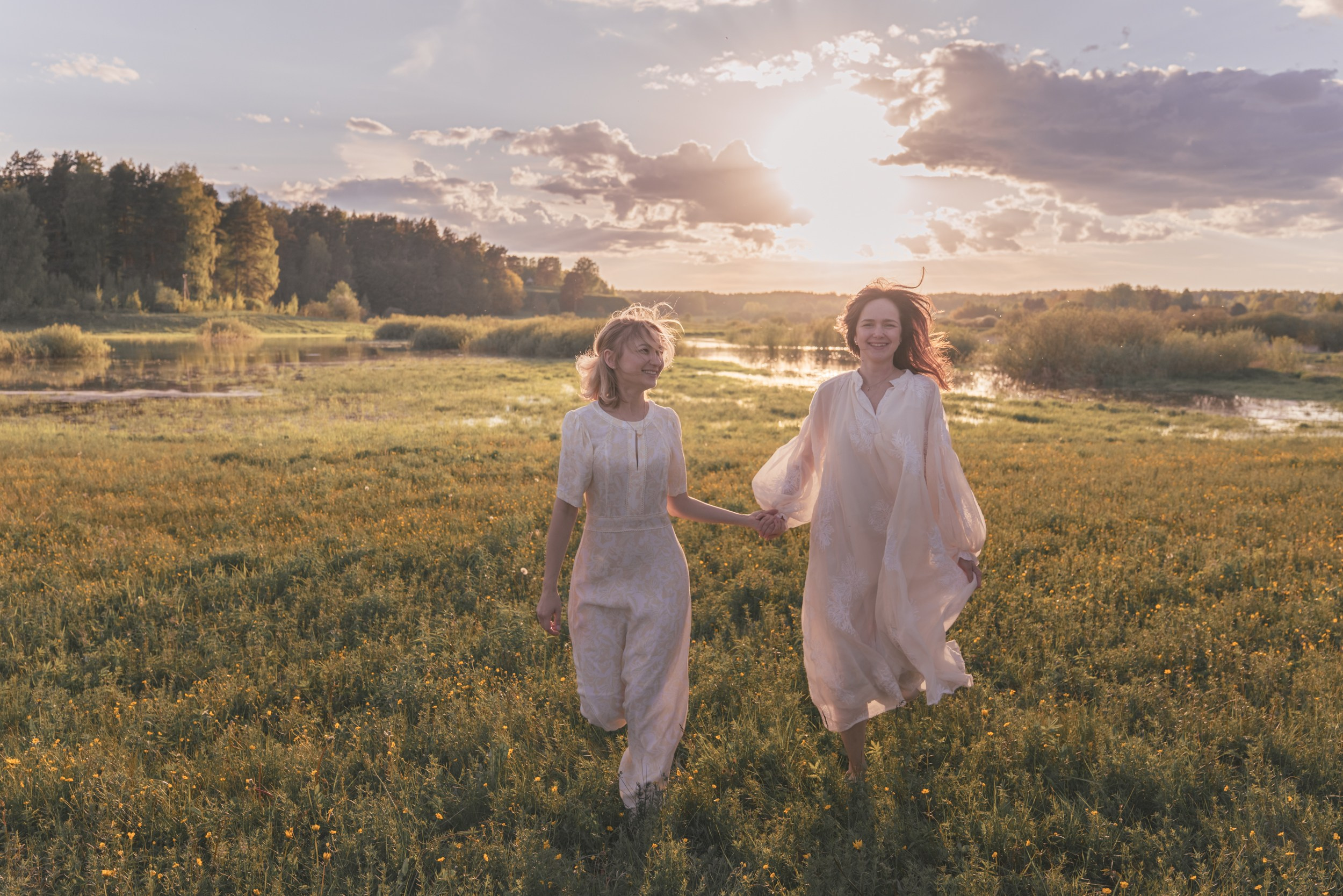 Participants of the photo tour "Pushkinogorye" against the background of nature, photographer in Yekaterinburg Svetlana Kornelyuk