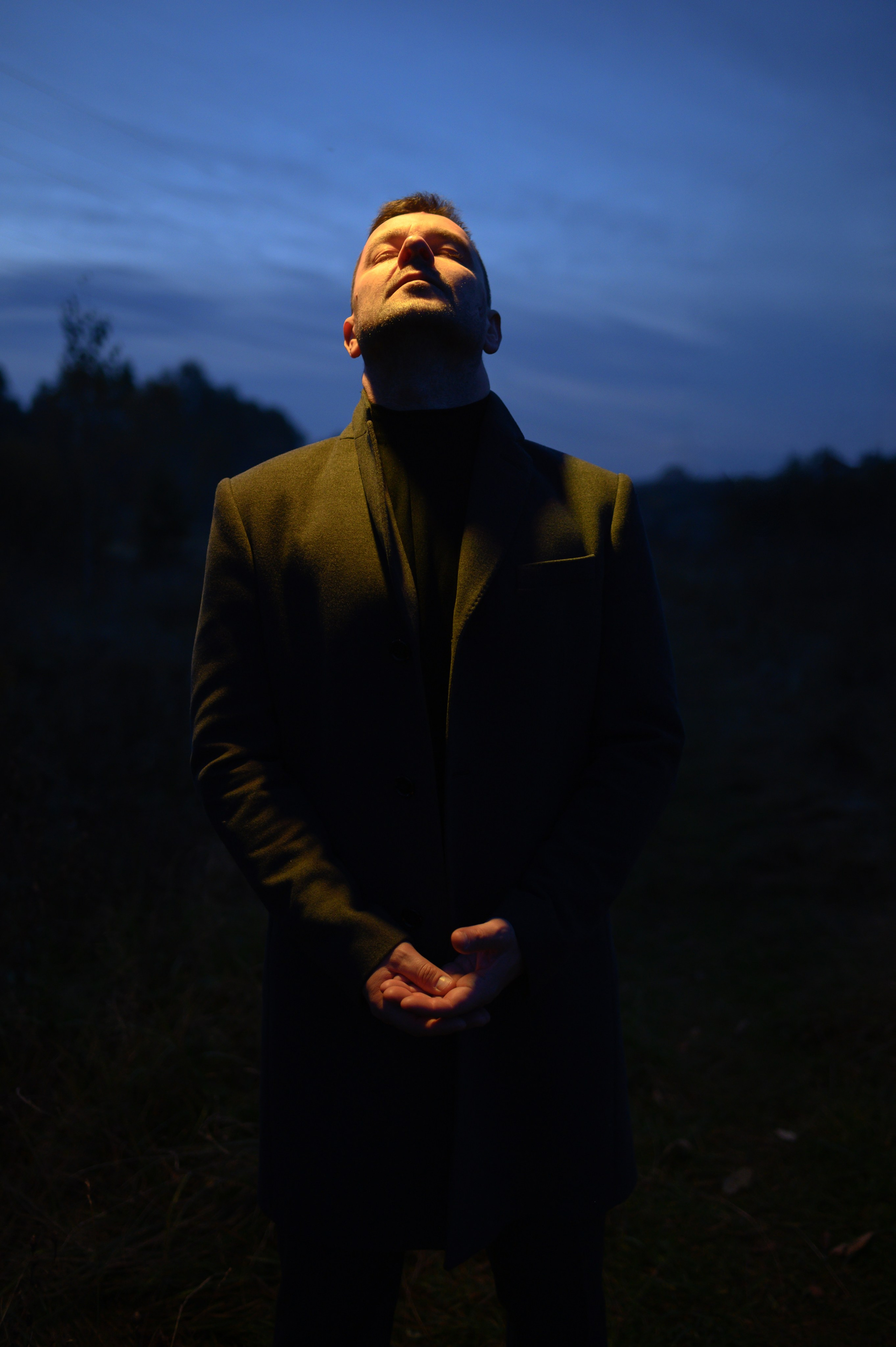 Мужская фотосессия на открытом воздухе