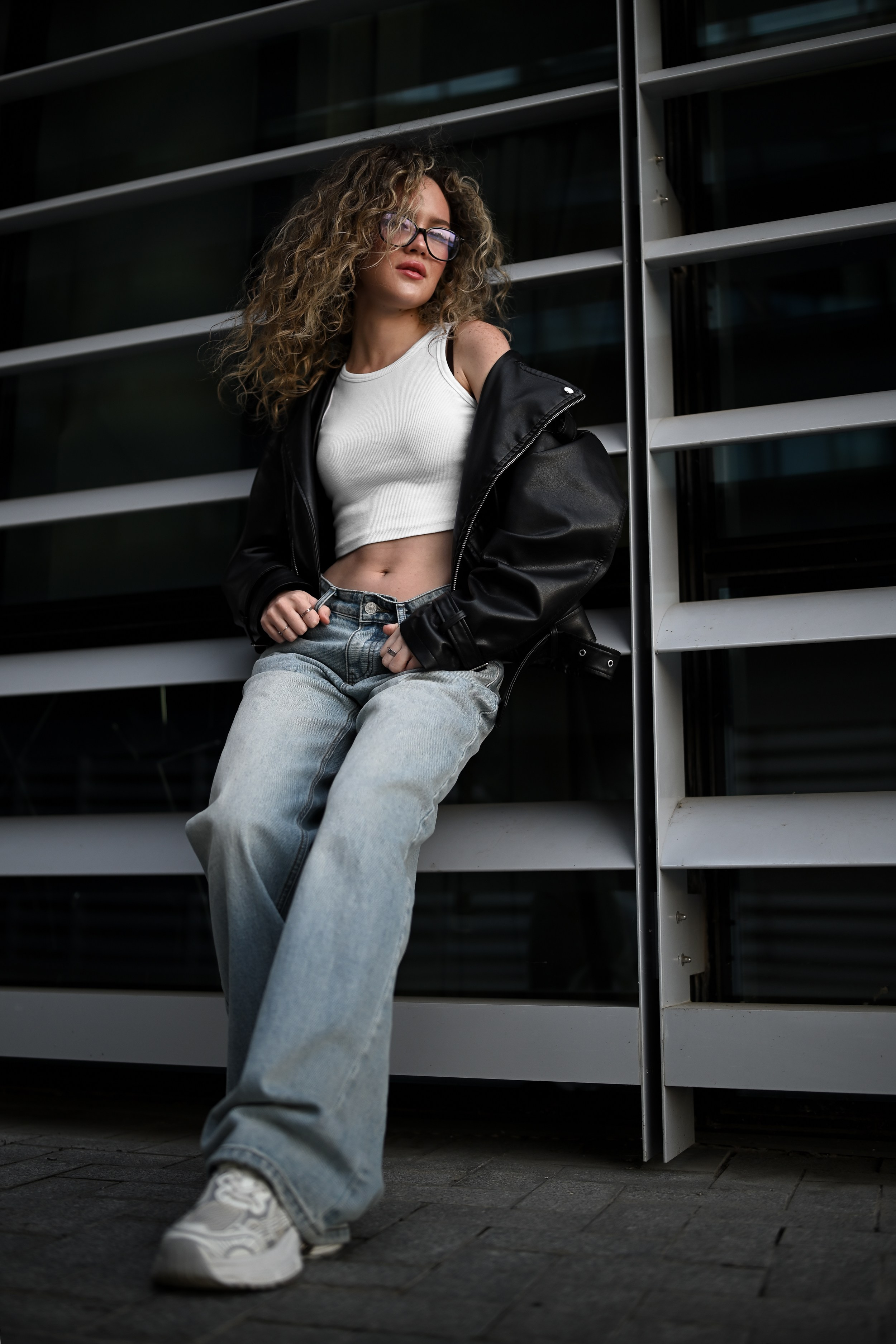 Современная фотосессия девушки в центре Казани с акцентом на стиль, уверенность и городской ритм