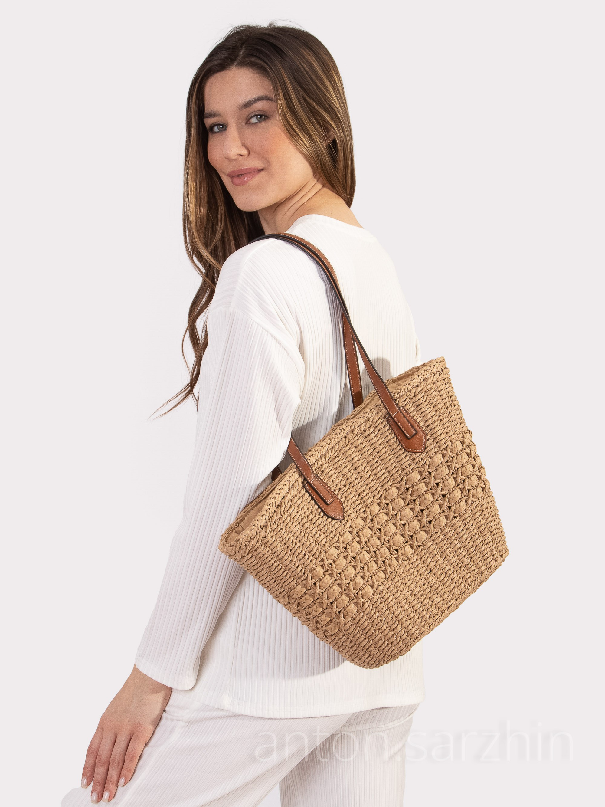 Съемка женской корзинки на модели