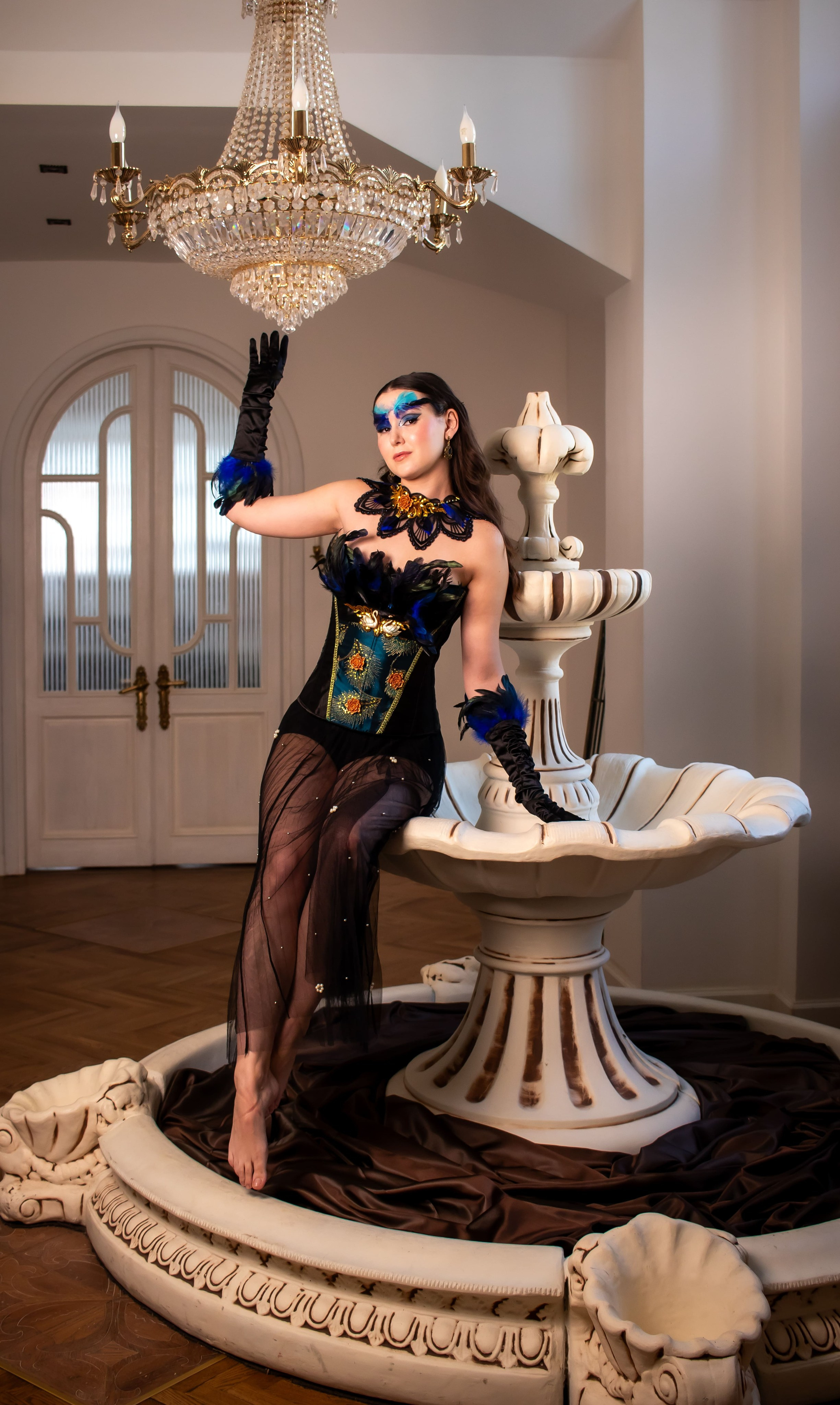 фотосессия девушки в интерьерной студии стильный образ