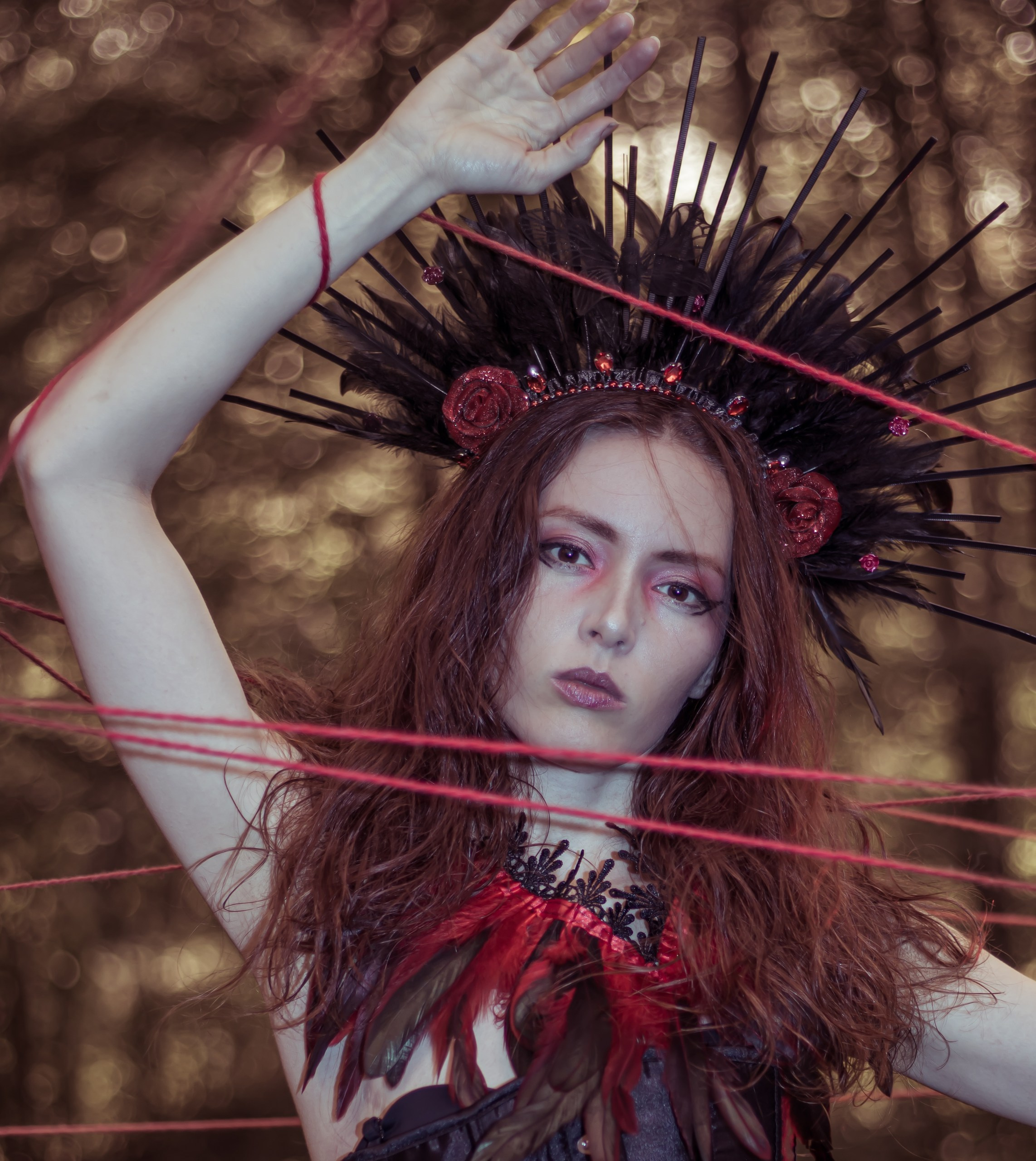 Девушка в образе ведьмы с красной нитью в руках, художественная лесная фотосессия • фотограф Карасёва Елена