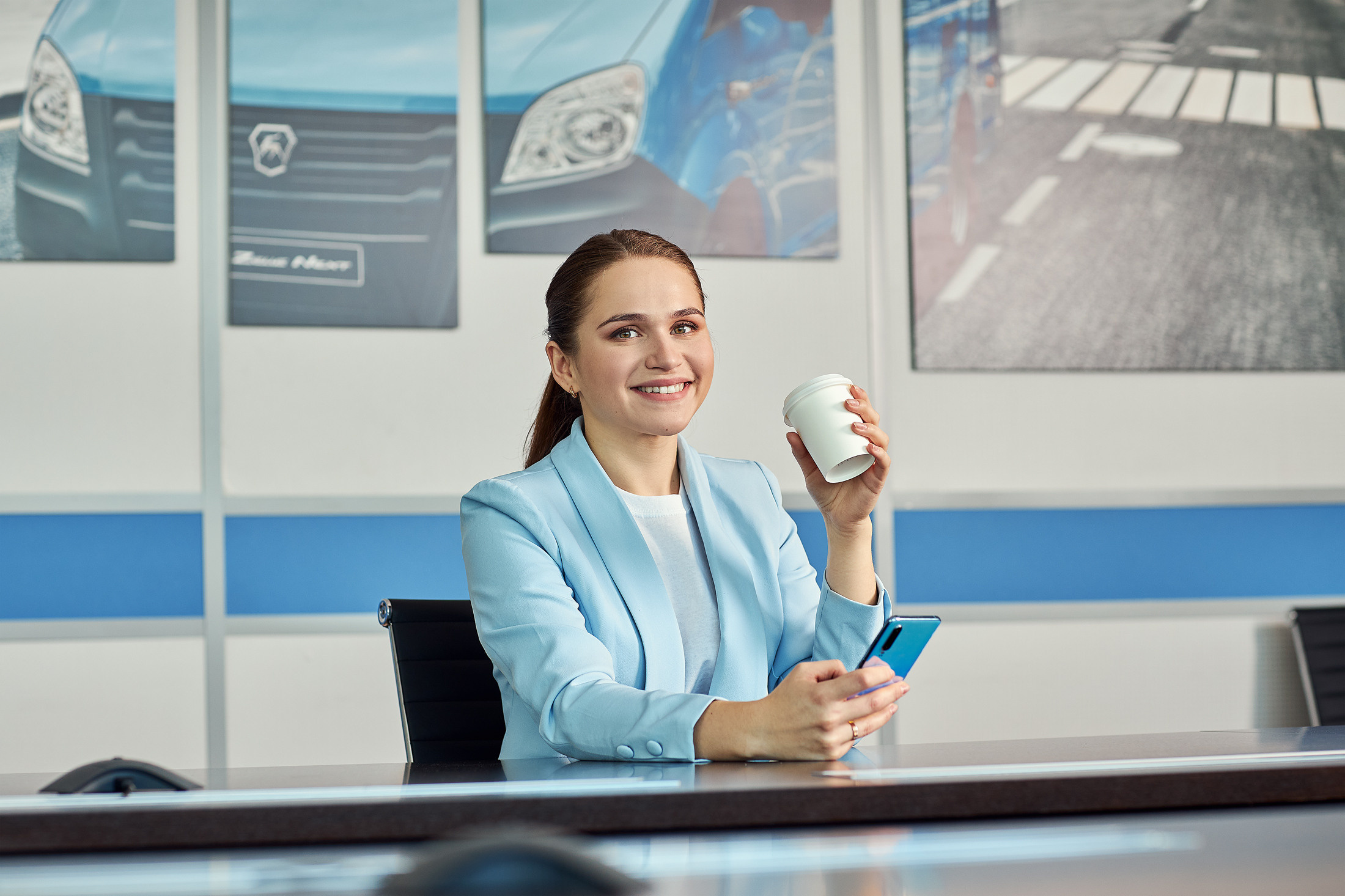 Девушка пьёт кофе в конференц зале.