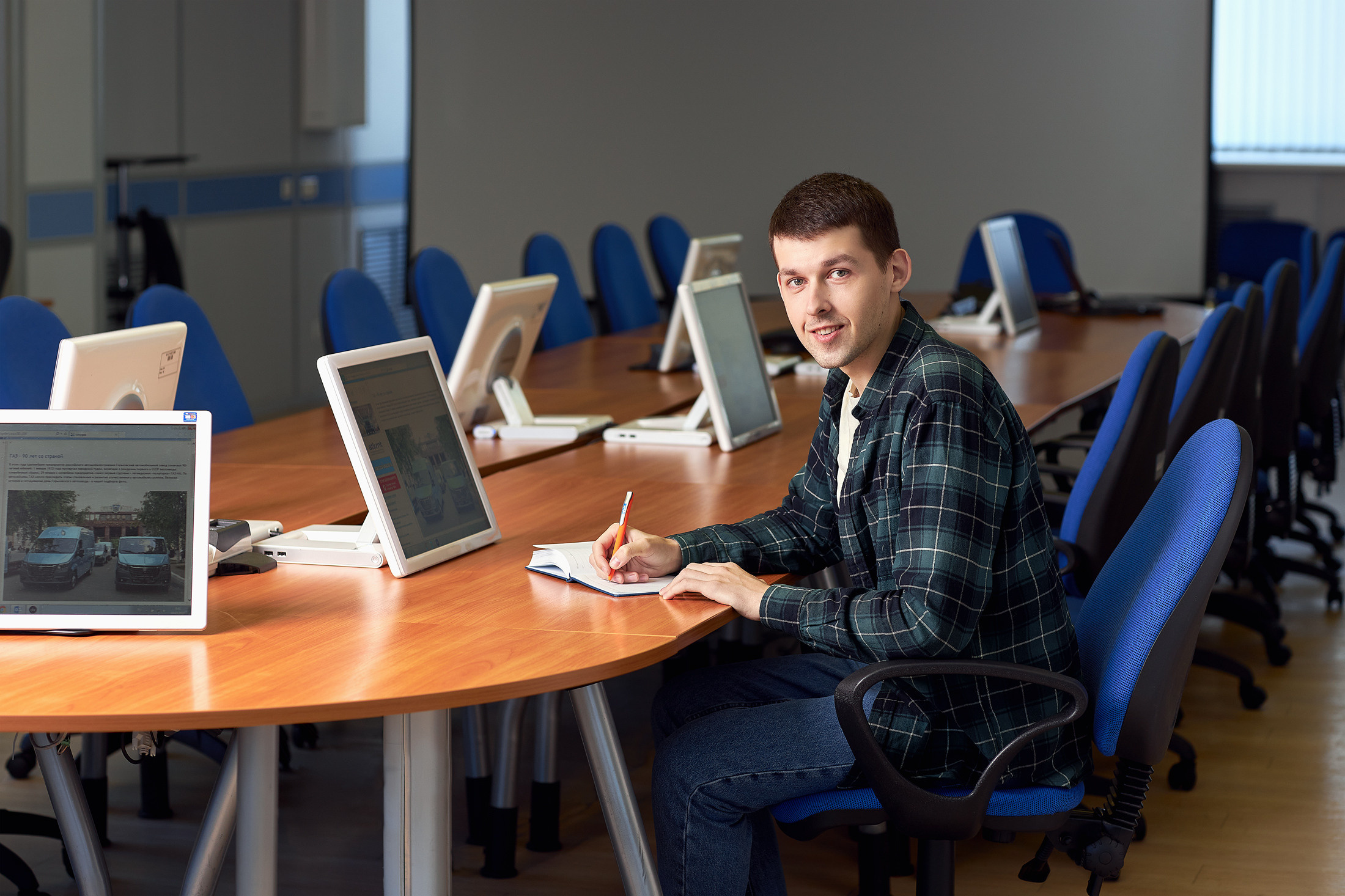 Стажёр проходит обучение на автомобильном заводе в Нижнем Новгороде.