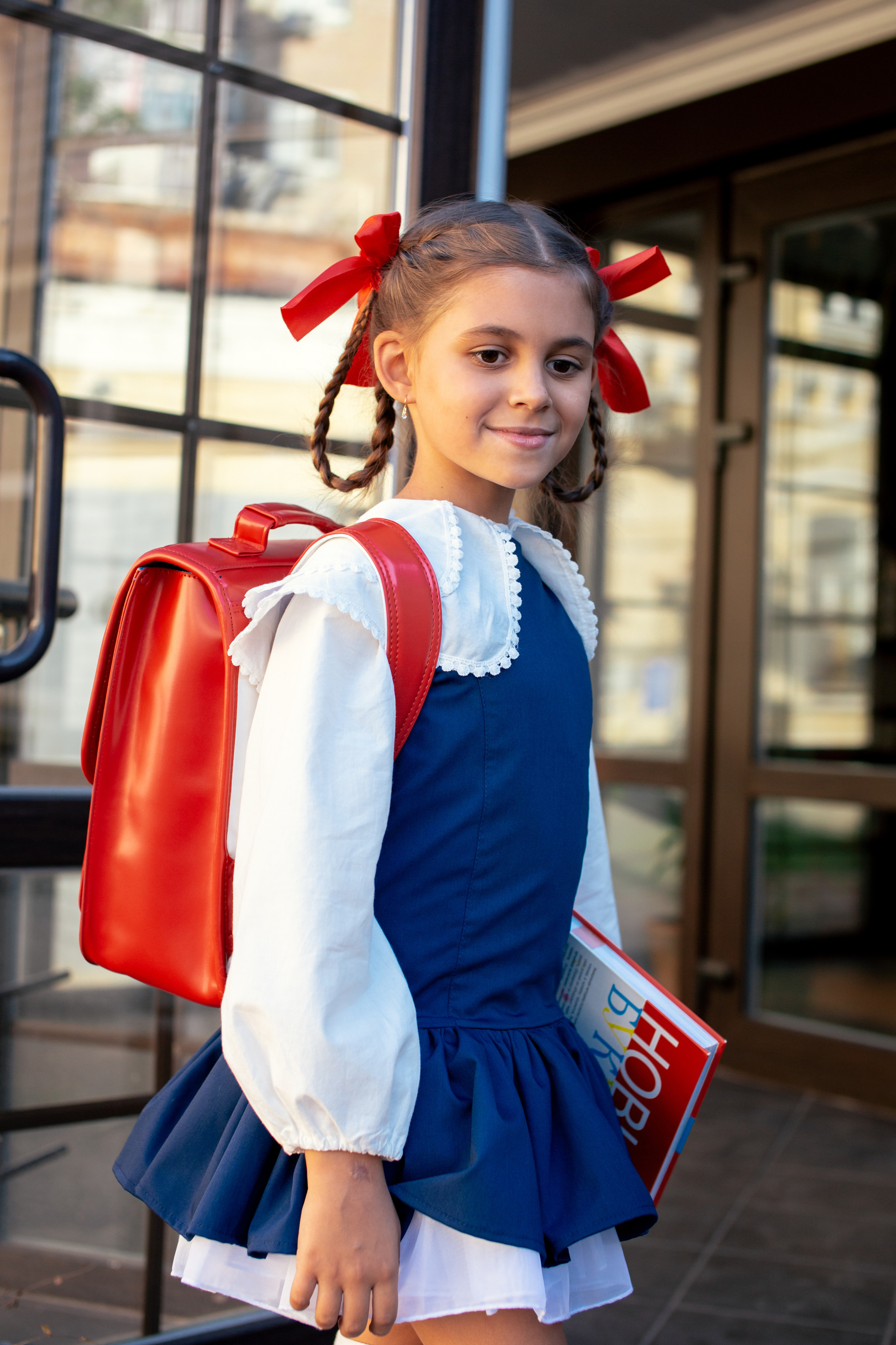 Алира идёт в школу. Фотограф в Оренбурге. Профессиональный фотограф