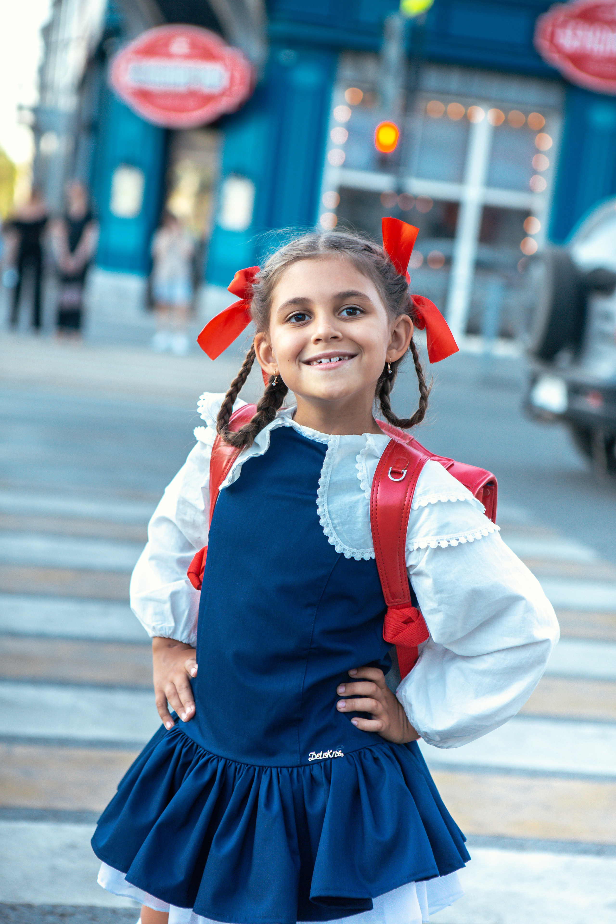 Алира идёт в школу. Фотограф в Оренбурге. Профессиональный фотограф