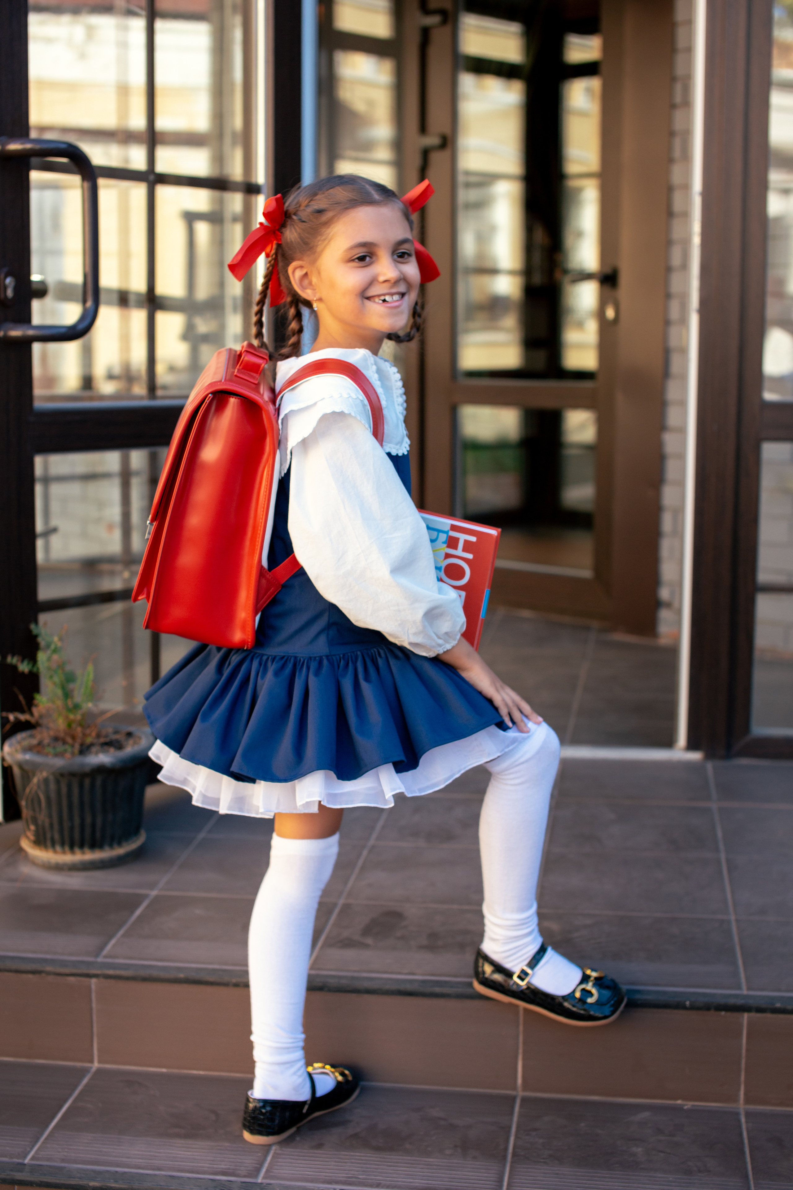 Алира идёт в школу. Фотограф в Оренбурге. Профессиональный фотограф