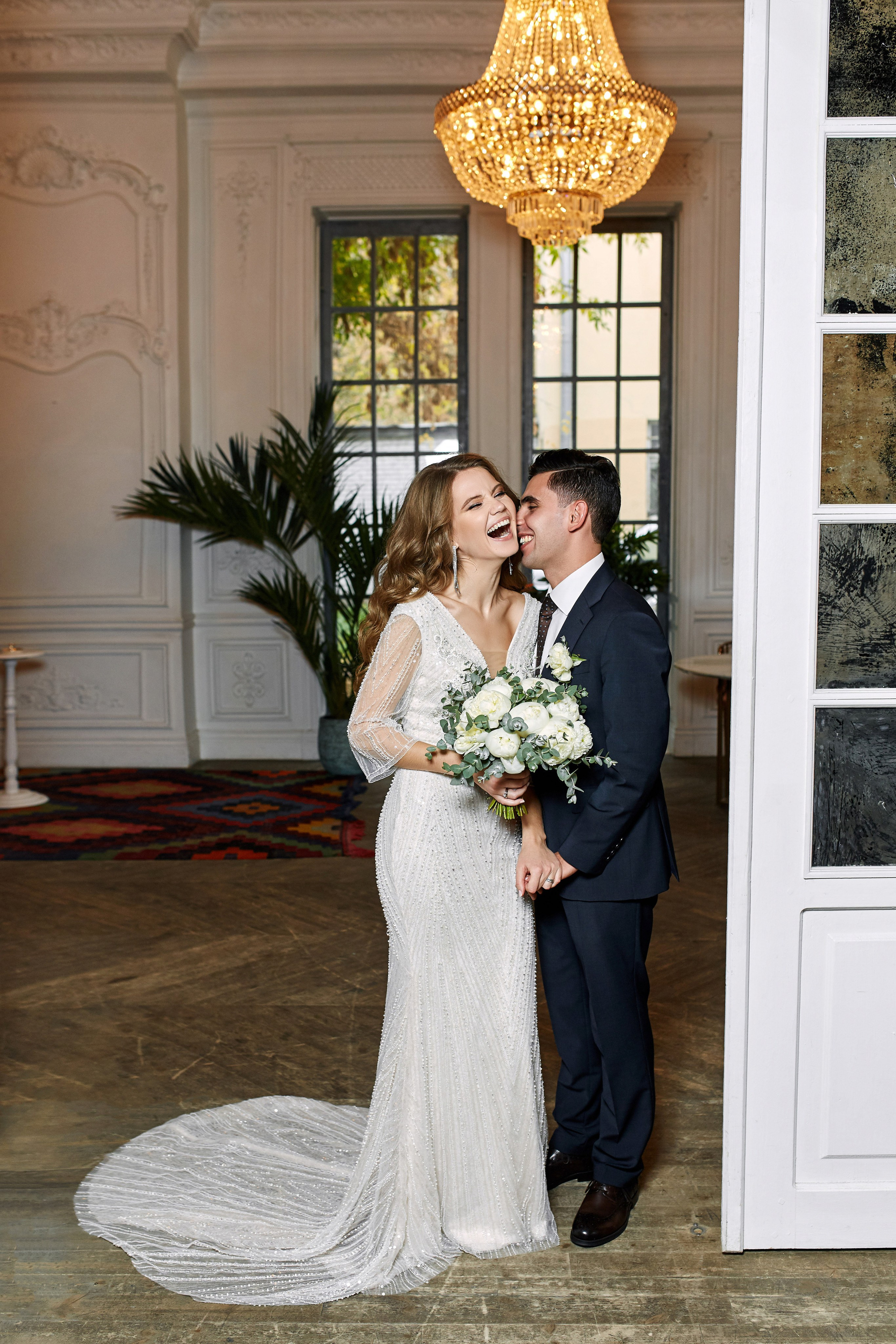 Фотосессия в ЗАГСе для Алмаза и Даши прошла гладко и очень ярко. Потрясающая пара останавливала на себе взгляды, их чувства друг к другу сияют даже через фотографию.