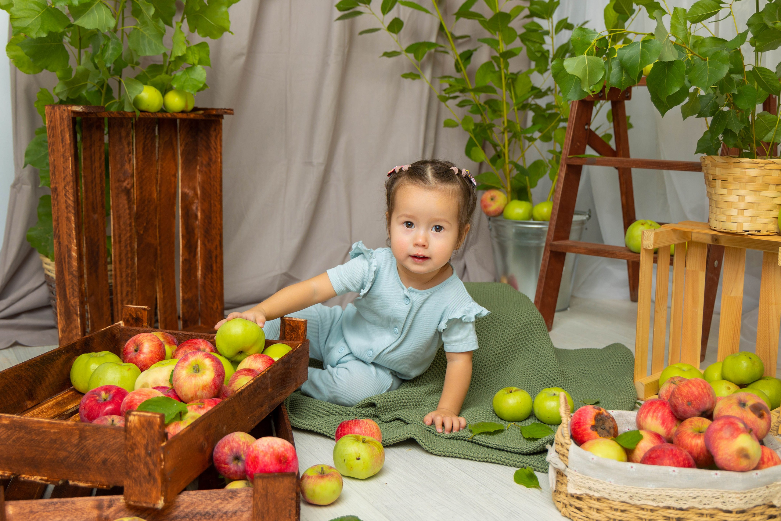 Фото зона с яблоками. Выпускные альбомы в Липецк