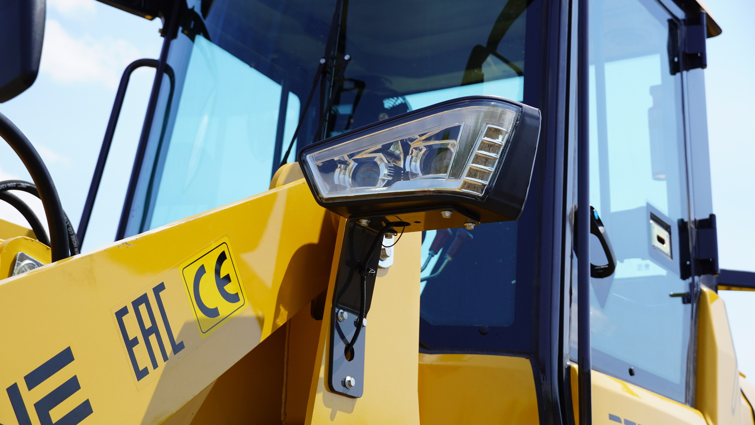 Фото фронт.погр. Beezone 928. Продажа и обслуживание грузовой техники и спецтехники в г. Новосибирск компания СТИ