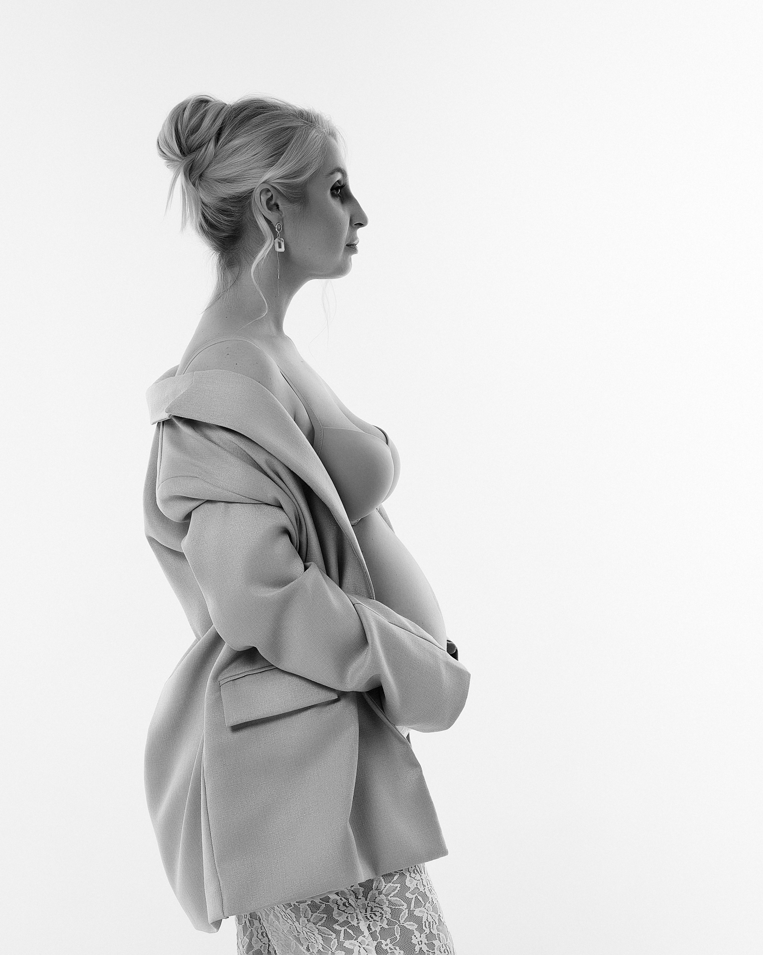 Фотосессия беременности на циклораме. Женский фотограф в Москве Богдашкина Динара