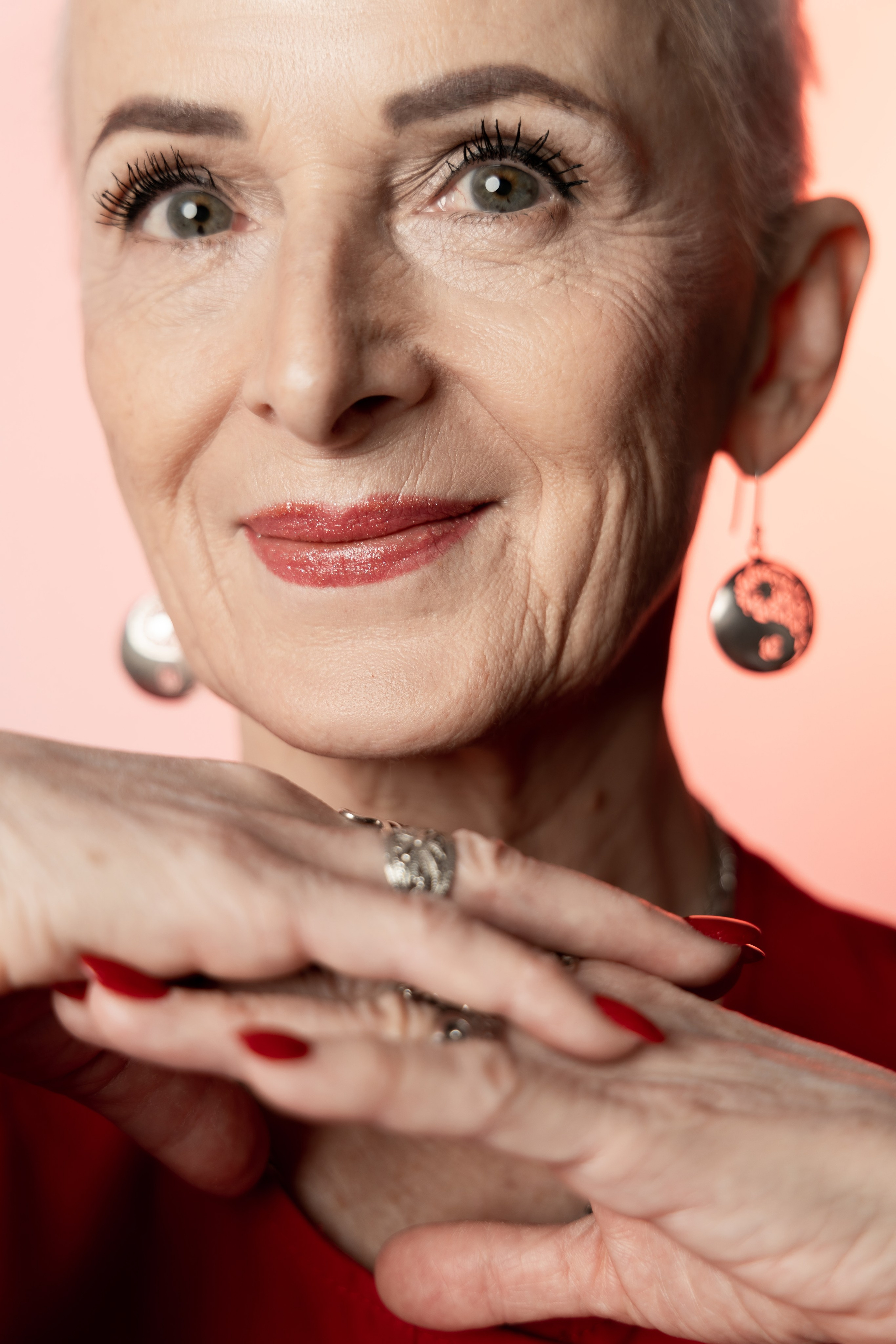 Красивая возрастная женщина, крупный план. Портрет. Студийная съёмка Астрахань.