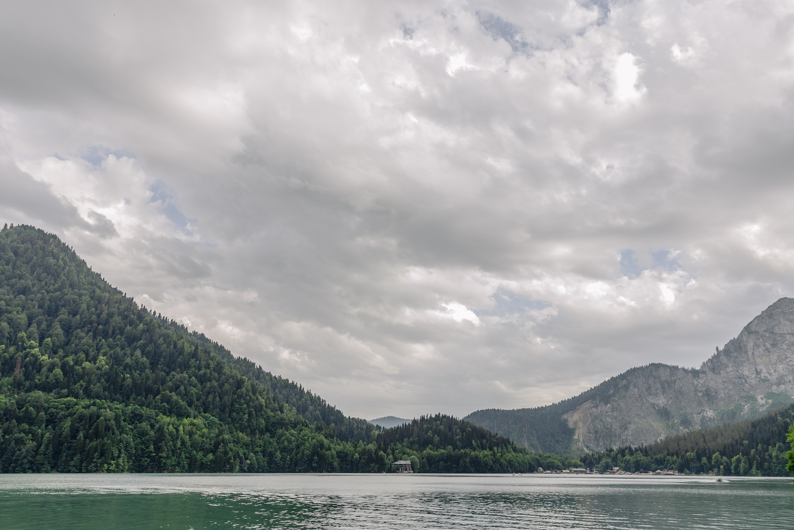Фотосессия в Абхазии на прекрасном озере Рица. Свадебный фотограф в Абхазии, Сухум, Гагра, Сочи