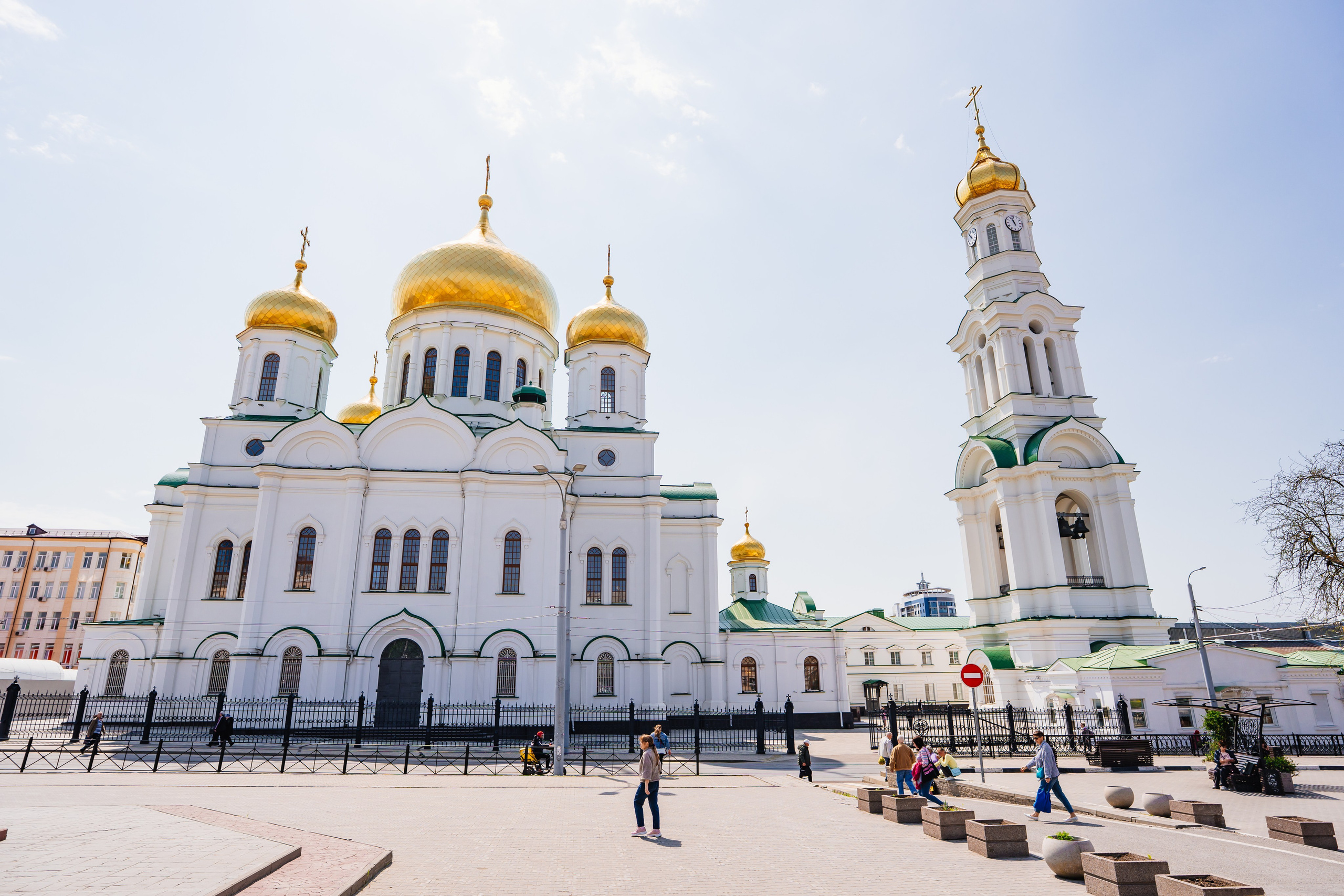 Кафедральный собор Рождества Пресвятой Богородицы в Ростове-на-Дону — один из главных православных храмов города и известная архитектурная достопримечательность юга России. Историческое здание с золотыми куполами и колокольней в центре Ростова-на-Дону 9.05.2026, фотограф Андрей Сайфутдинов