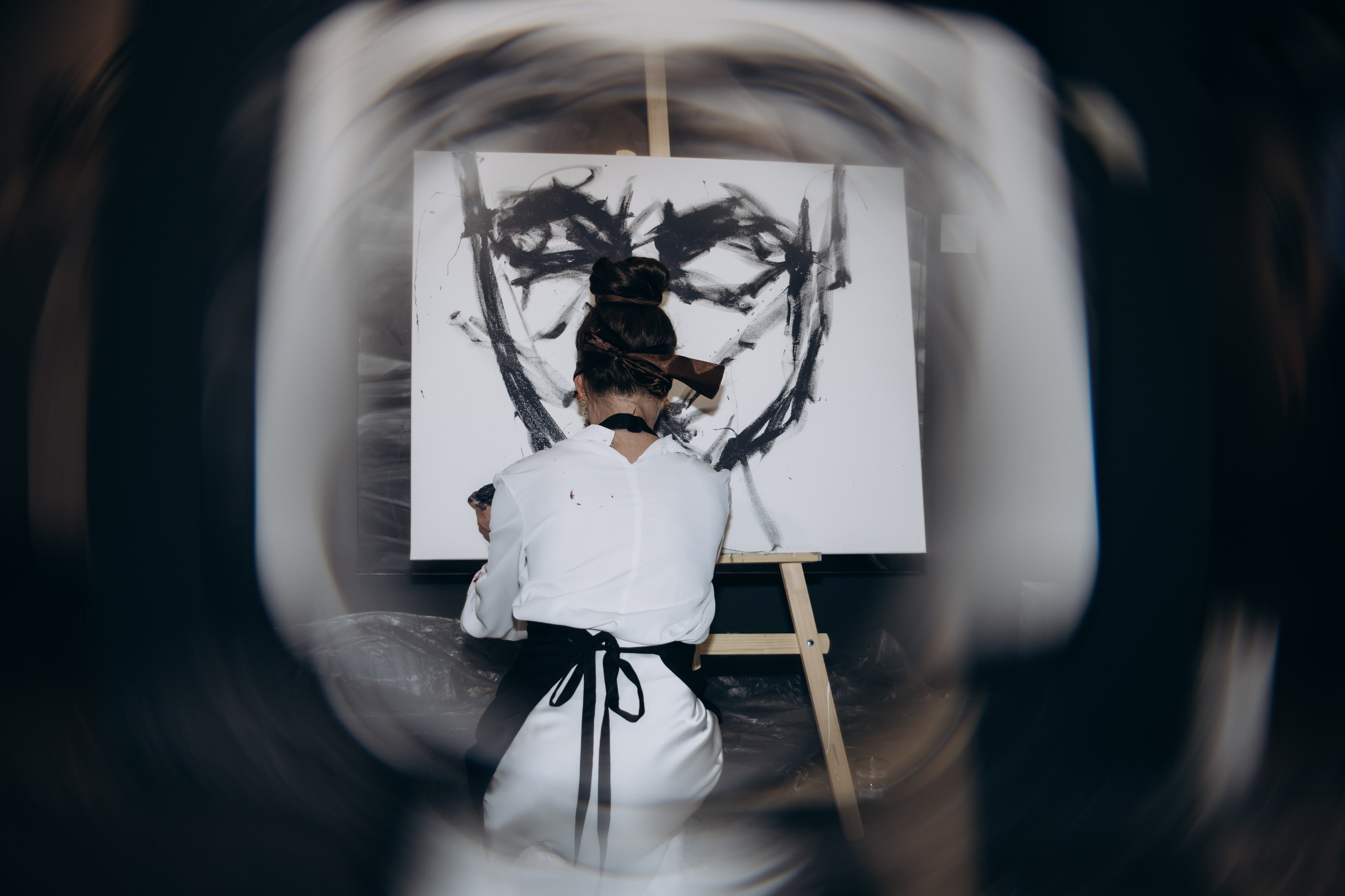 репортажный фотограф александра хитрина-художницы дарья санатина рисует картину