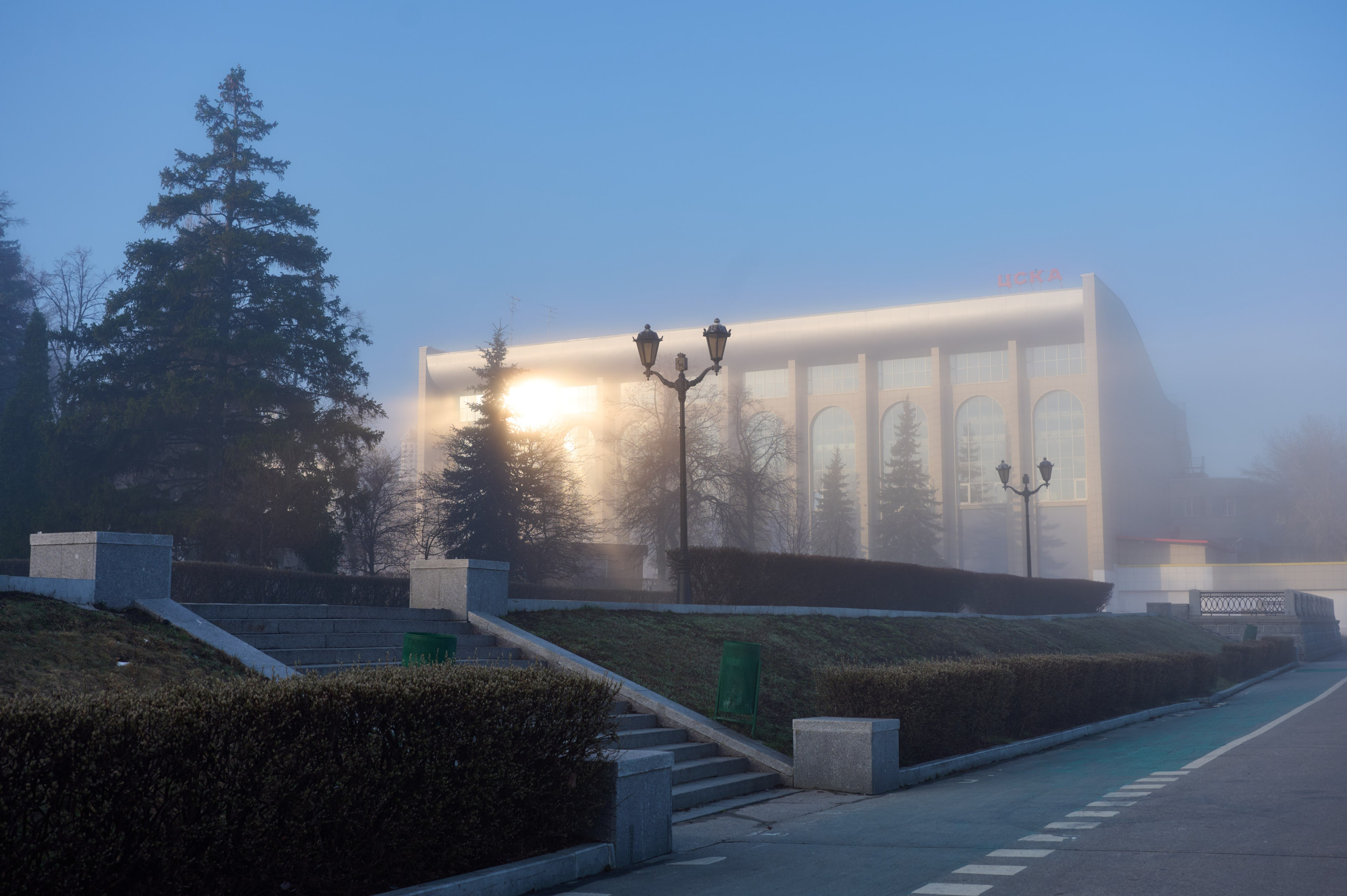 Туман на набережной Волги в Самаре, 8 апреля 2025 года