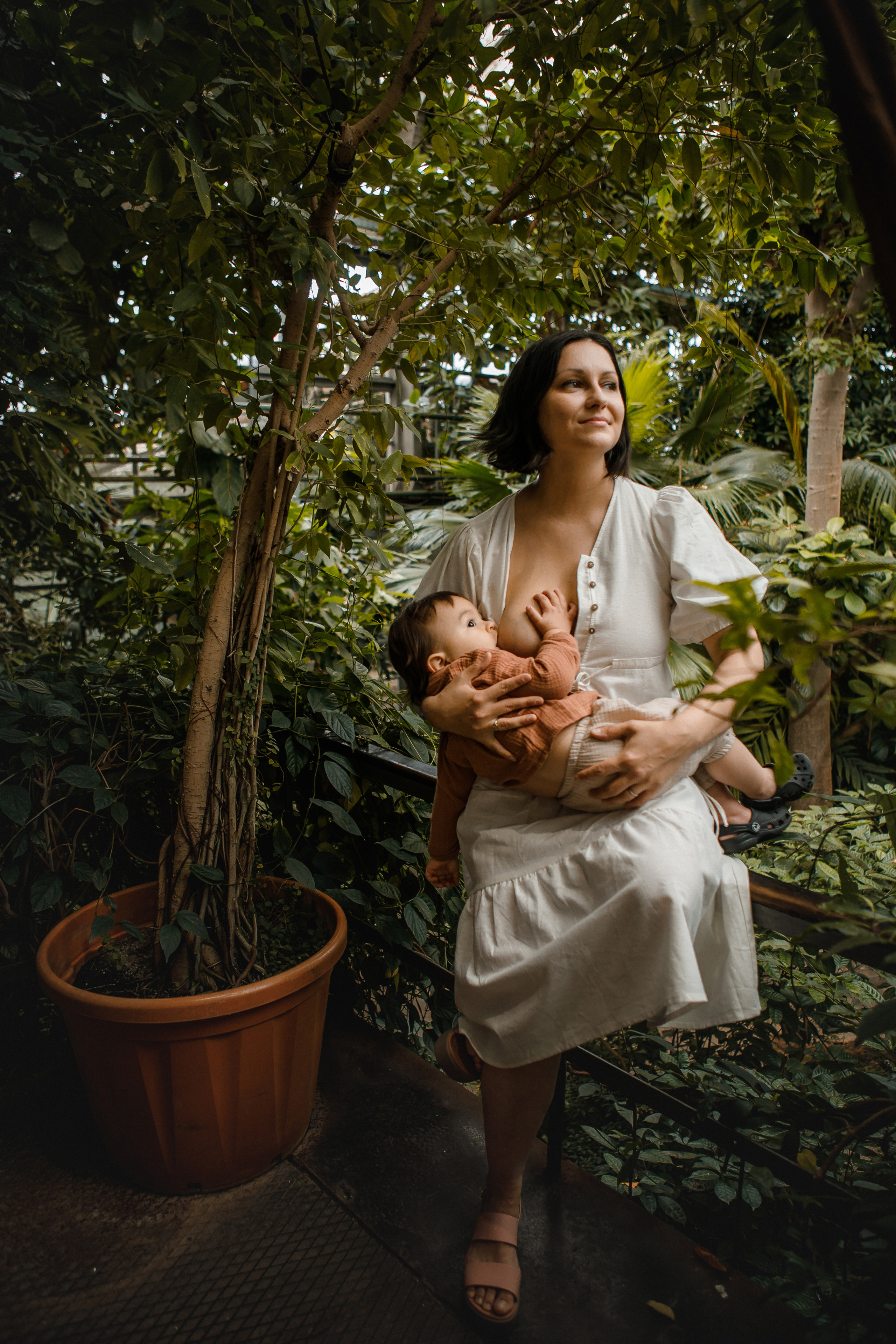 фотосессия мама и малыш в тропических джунглях