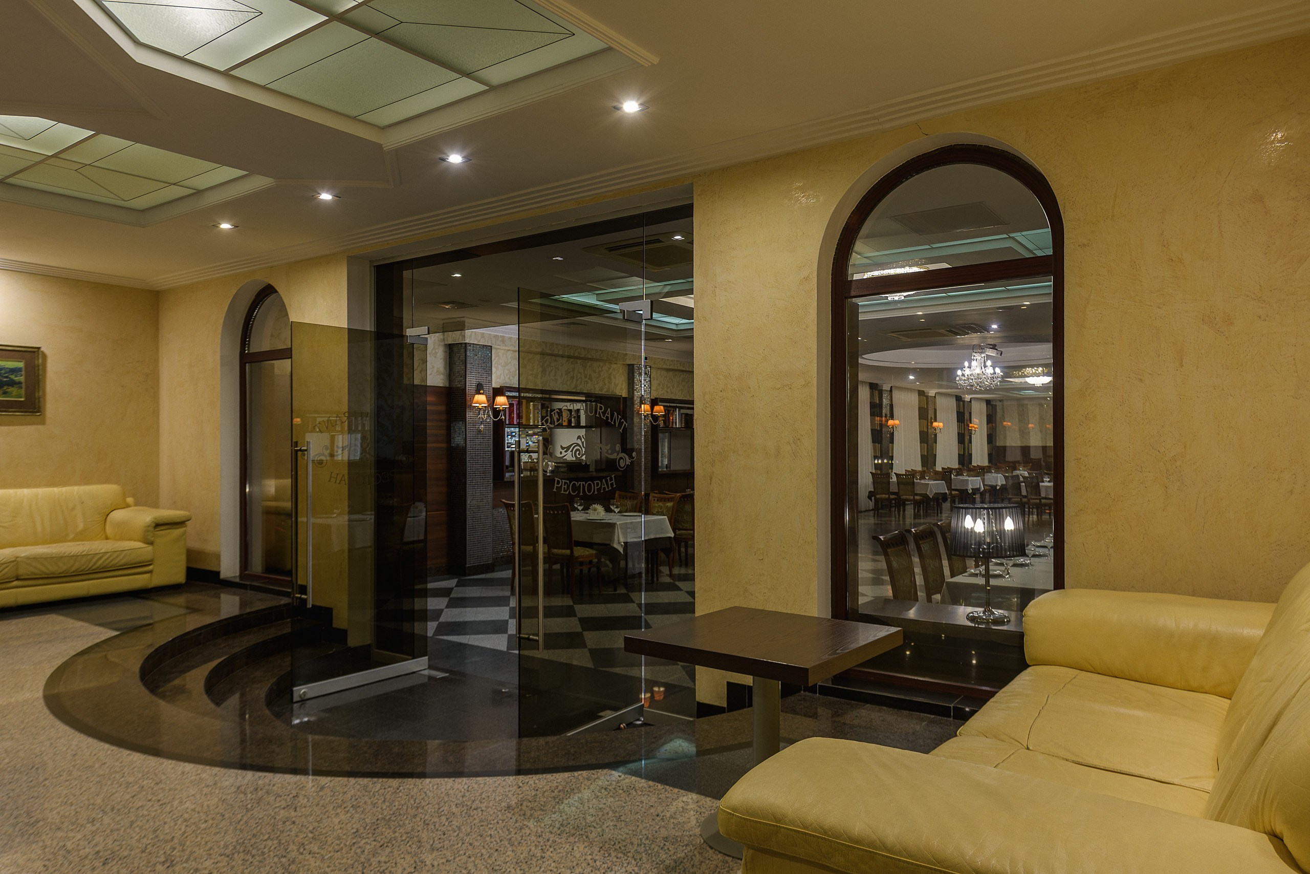 Ресторан. HoReCa. Интерьерная фотография для отелей, ресторанов в стиле Dark & Moody, Минск.