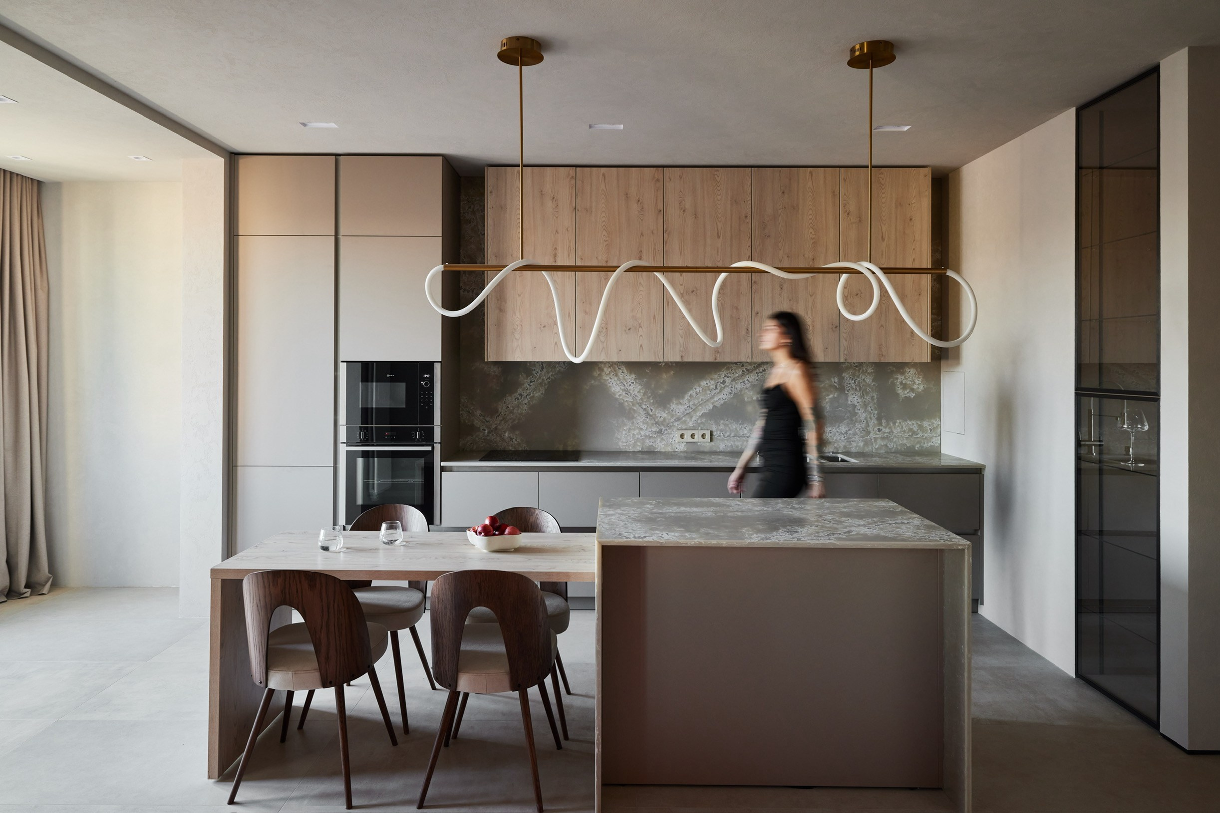 Интерьер кухни-гостиной с островом из натурального камня и биокамином. Автор проекта: Ксения Новикова (ksudsgn), дизайнер интерьеров из Санкт-Петербурга