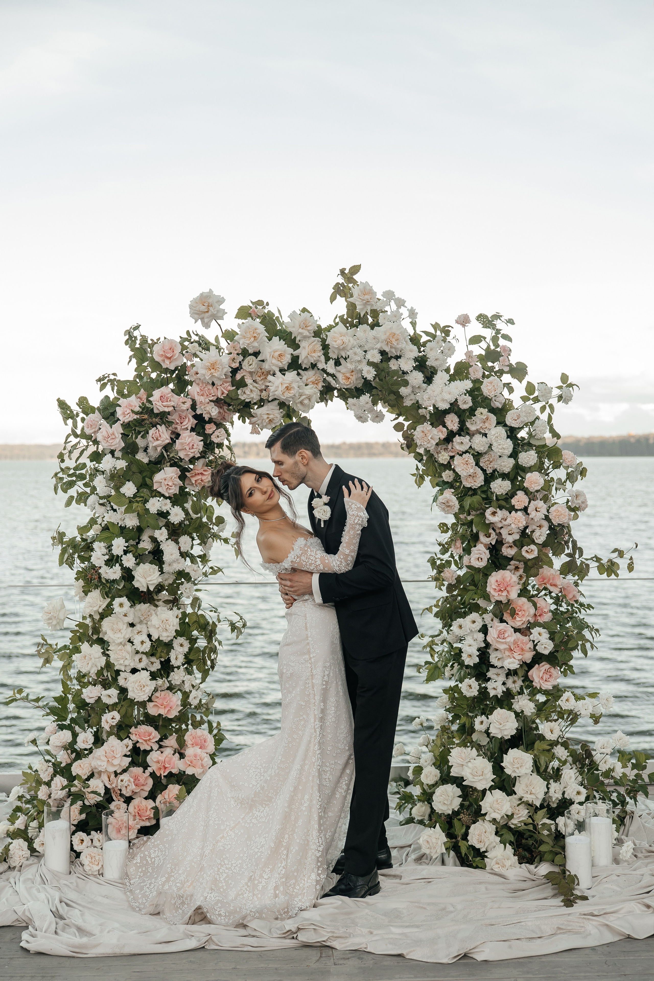 Свадебная фотосессия на площадке THE SUN LAKE VERANDA на озере Сенеж Солнечногорск