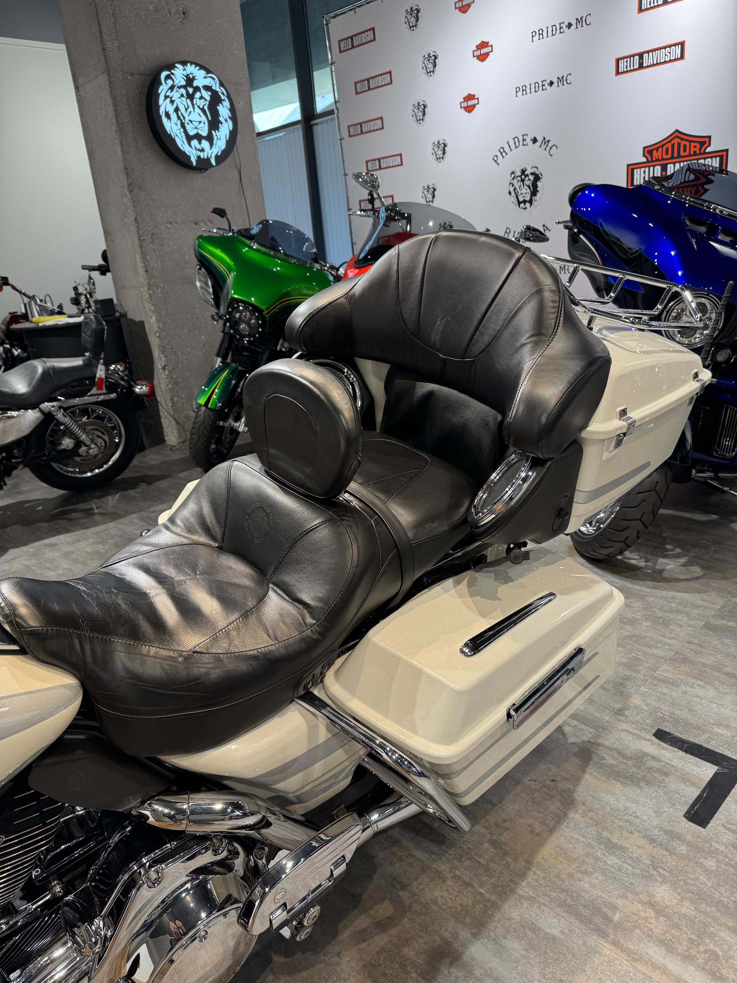 Harley Davidson CVO Electra Glide (White Frost) (Touring) — купить мотоцикл. Hello Davidson, Москва. Только хорошие мотоциклы…