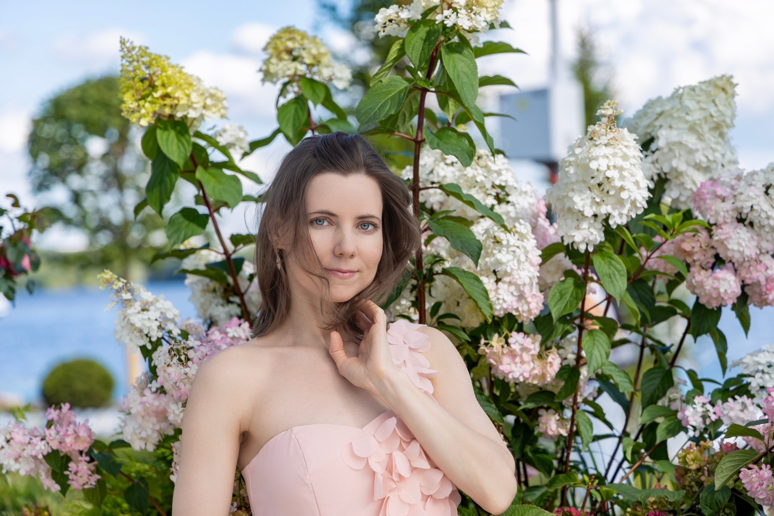 Фотосессия на новой набережной Коломенского: нежность, цветы и вдохновение. Репортажный, семейный и студийный фотограф в Москве Демин Алексей