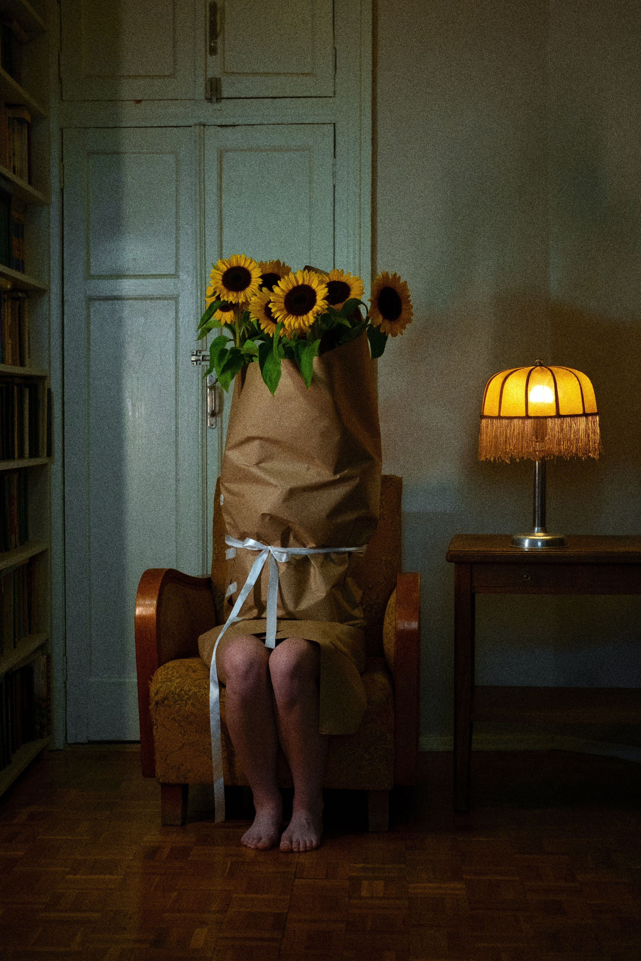 Abstract nude female portrait in soft natural light. Focus on form, emotion, and quiet absence. An intimate fine-art nude exploring the space between presence and disappearance. Shot in ambient light with minimalist aesthetic. Размытая ню-композиция. Женское тело в состоянии покоя, абстракция. Минималистичный кадр фрагмента женского тела в контрастном свете. Художественная ню-фотография, игра текстур. Художественный портрет обнажённой женщины. Светлая сцена, ню-фотография, атмосфера статуи и тишины. Ню в тёплом освещении, женская фигура в статичной позе. Художественное изображение тела, текстуры и свет. фотограф ню. art nude photography photographer