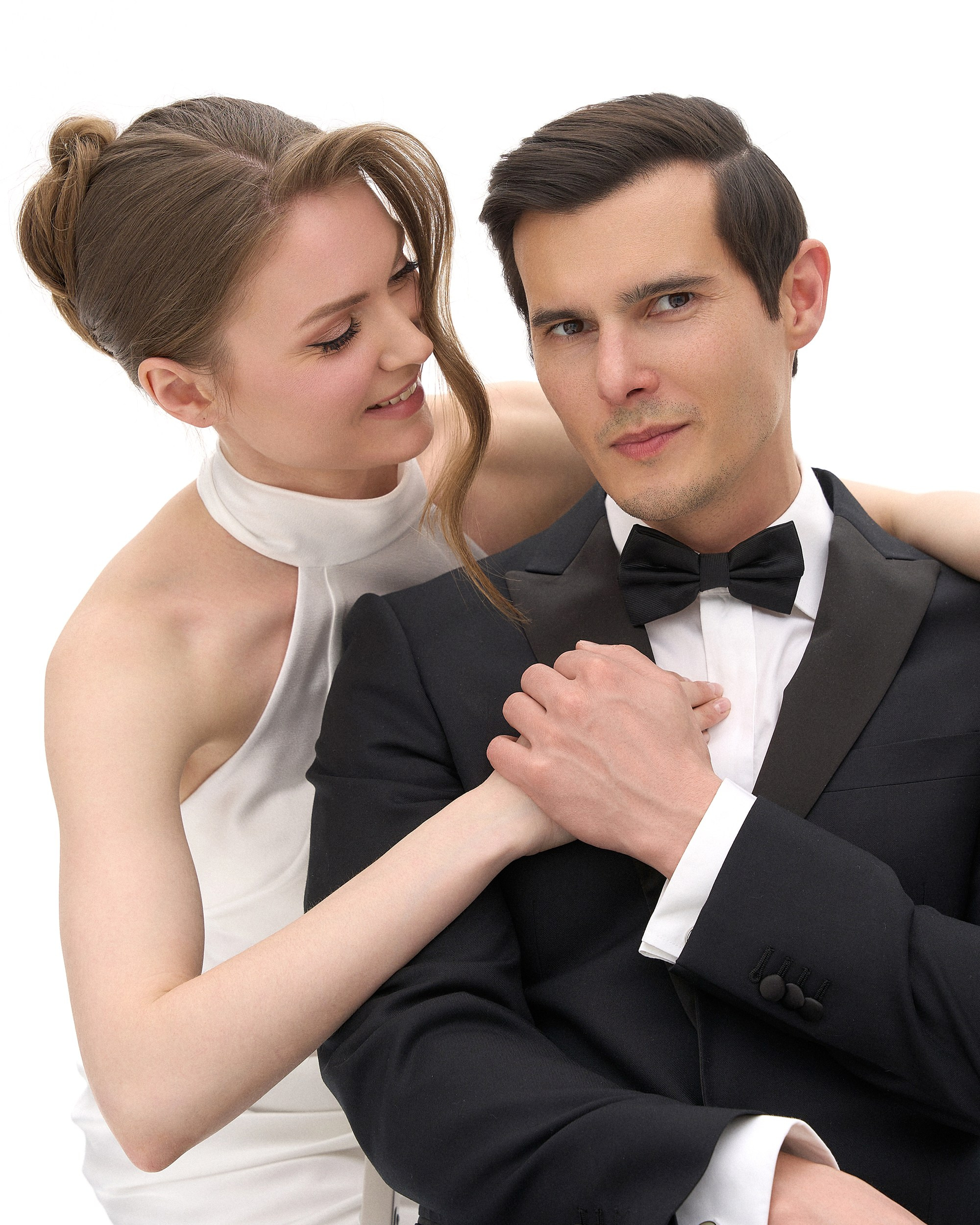 Пара обнимается на белом фоне студии, нежный взгляд друг на друга, классические портреты на свадьбу, фотограф Дмитрий Цветков, Санкт-Петербург